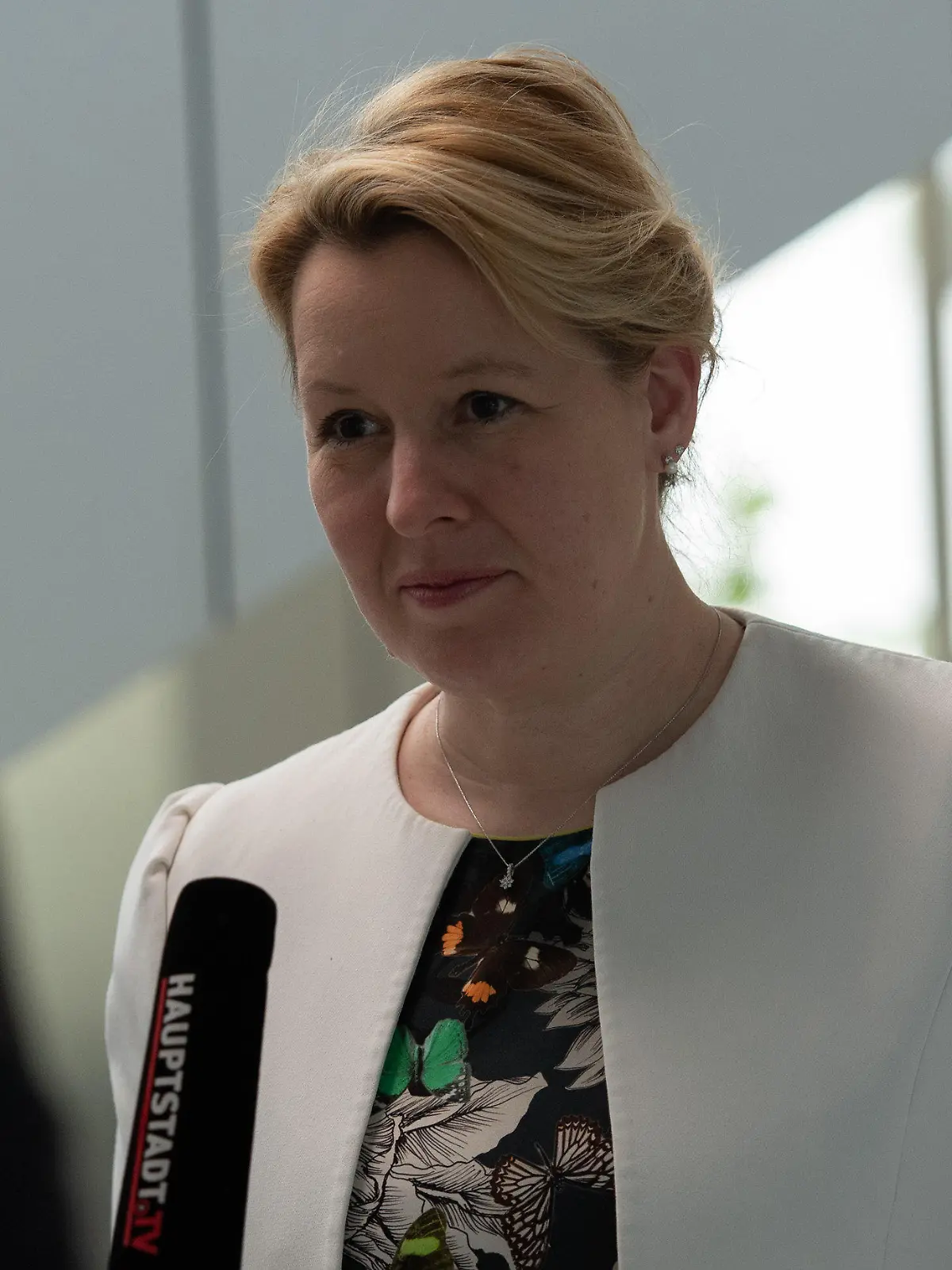 01.06.2021, Berlin: Franziska Giffey, Landesvorsitzende und SPD-Spitzenkandidatin bei der Wahl zum Berliner Abgeordnetenhaus, spricht bei einem Besuch der Bayer AG mit einem TV-Team. Foto: Paul Zinken/dpa-Zentralbild/dpa +++ dpa-Bildfunk +++