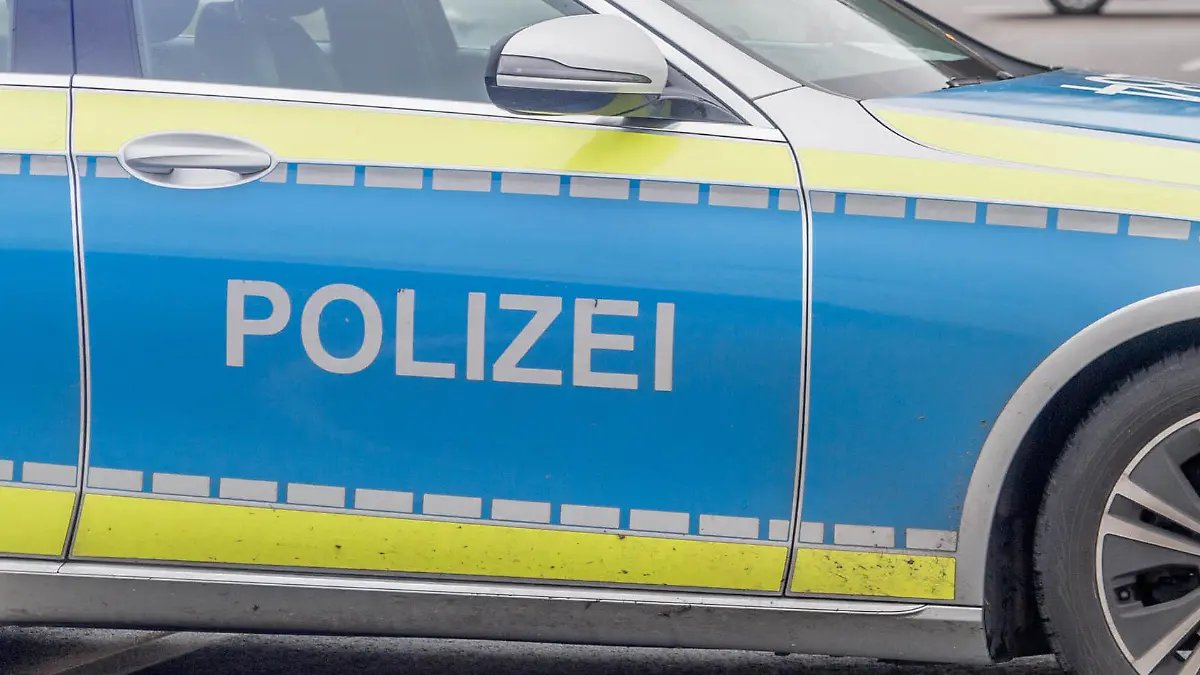 Aussagekräftige Motvie mit Symbolfotos zum Thema Blaulicht. Feuerwehr, Rettungsdienst und Polizei im Einsatz. Rettungskräfte in Action. Blaulicht und Unfälle. Retter im Einsatz: Aussagekräftige Symbolbilder Feuerwehr, Rettungsdienst und Polizei im Einsatz mit Blaulicht Karlsruhe - Offenburg - Stuttgar Karlsruhe - Offenburg - Stuttgar Baden-Württemberg Deutschland *** Expressive Motvie with symbol photos to the topic blue light fire brigade, rescue service and police in action rescue forces in action blue light and accidents rescuers in action Expressive symbol pictures fire brigade, rescue service and police in action with blue light Karlsruhe Offenburg Karlsruhe Offenburg Stuttgart Baden Württemberg Germany Copyright: xEinsatz-Report24x/xAaronxKlewerx 