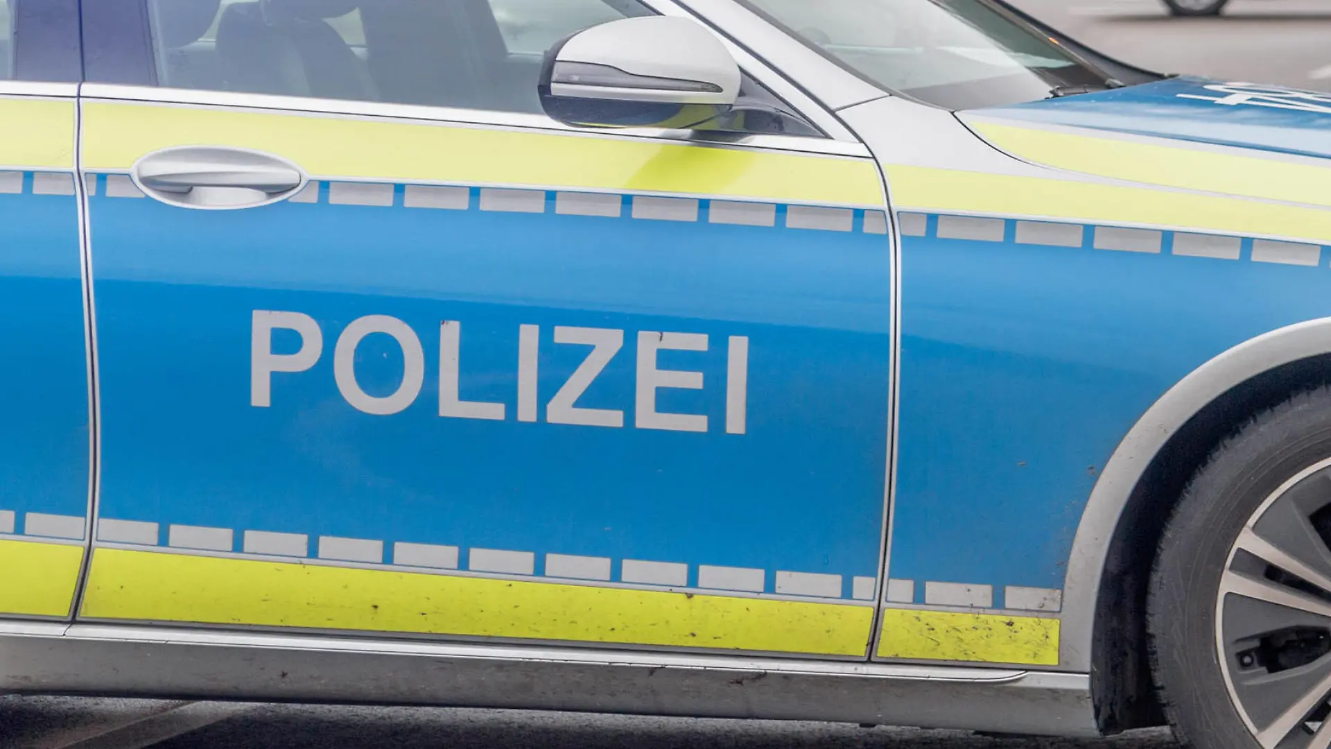 Aussagekräftige Motvie mit Symbolfotos zum Thema Blaulicht. Feuerwehr, Rettungsdienst und Polizei im Einsatz. Rettungskräfte in Action. Blaulicht und Unfälle. Retter im Einsatz: Aussagekräftige Symbolbilder Feuerwehr, Rettungsdienst und Polizei im Einsatz mit Blaulicht Karlsruhe - Offenburg - Stuttgar Karlsruhe - Offenburg - Stuttgar Baden-Württemberg Deutschland *** Expressive Motvie with symbol photos to the topic blue light fire brigade, rescue service and police in action rescue forces in action blue light and accidents rescuers in action Expressive symbol pictures fire brigade, rescue service and police in action with blue light Karlsruhe Offenburg Karlsruhe Offenburg Stuttgart Baden Württemberg Germany Copyright: xEinsatz-Report24x/xAaronxKlewerx