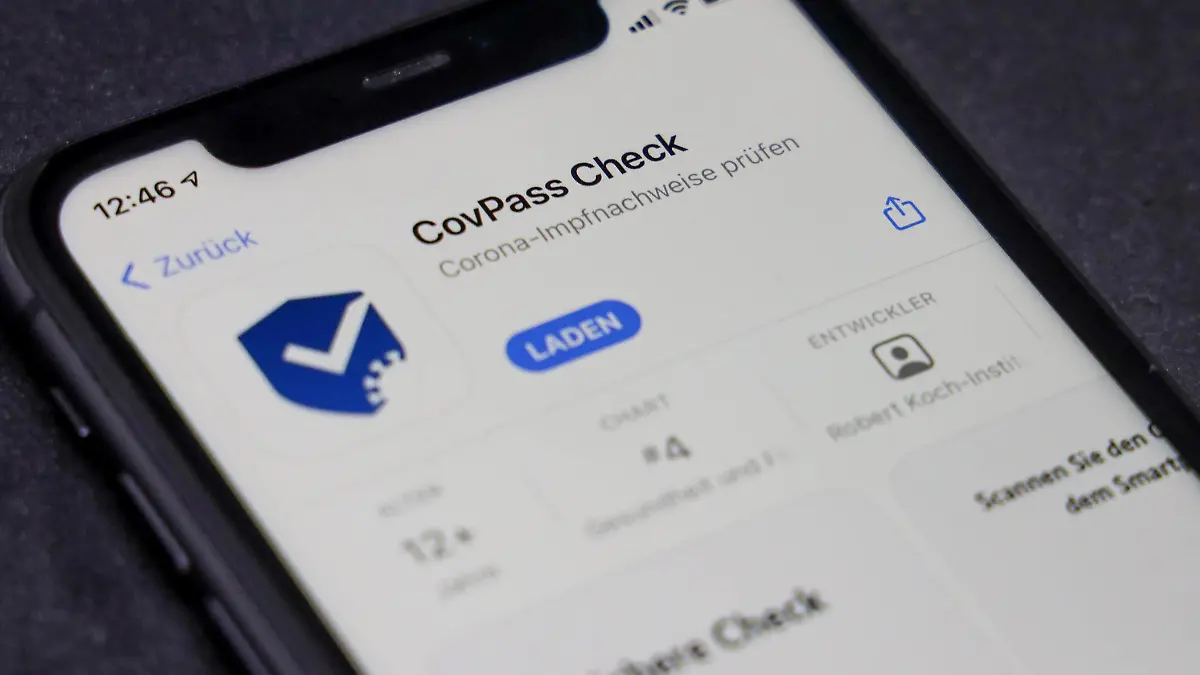  11.06.2021: Apple App Store auf einem iPhone. Apps-Charts. CovPass Check. Corona Impfnachweise prüfen *** 11 06 2021 Apple App Store on an iPhone Apps Charts CovPass Check Corona Vaccination Records Check 