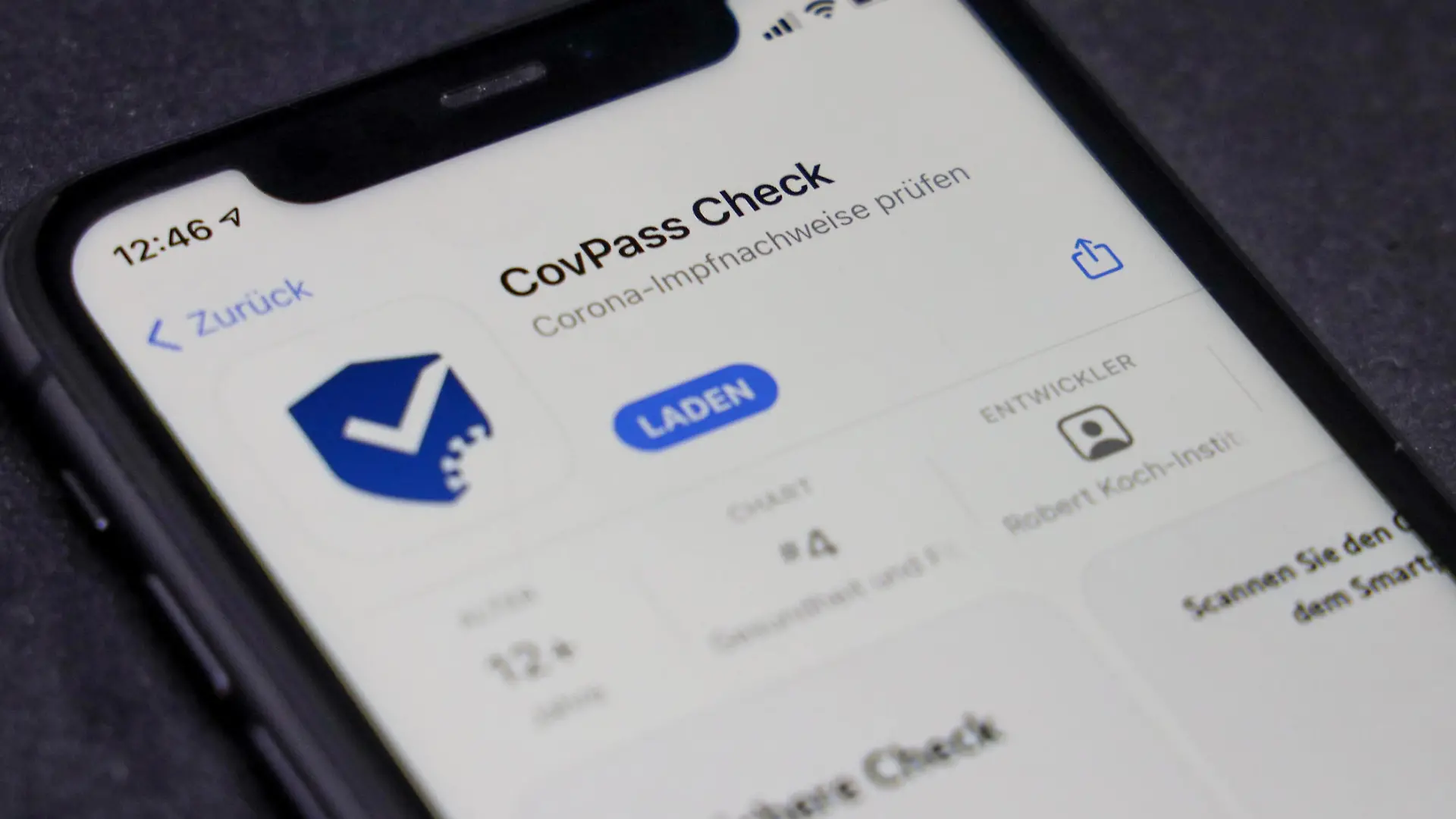 11.06.2021: Apple App Store auf einem iPhone. Apps-Charts. CovPass Check. Corona Impfnachweise prüfen *** 11 06 2021 Apple App Store on an iPhone Apps Charts CovPass Check Corona Vaccination Records Check