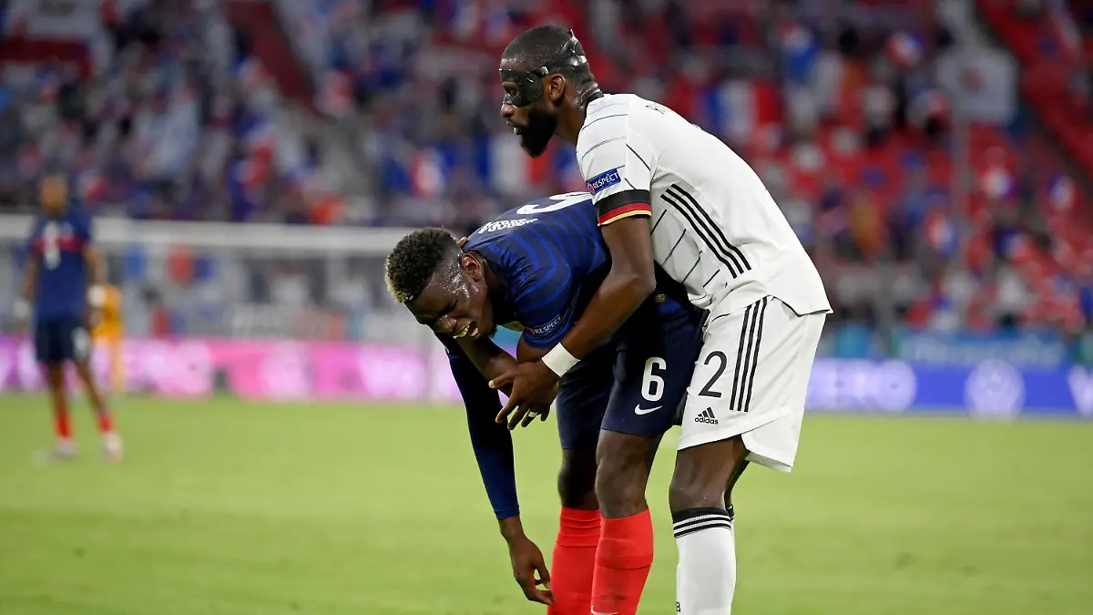 15.06.2021, Munich: Fußball: EM, Frankreich - Deutschland, Vorrunde, Gruppe F, 1. Spieltag in der EM-Arena München. Deutschlands Antonio Rüdiger (r) steht bei Frankreichs Paul Pogba. Important: For editorial news reporting purposes only. Not used for commercial or marketing purposes without prior written approval of UEFA. Images must appear as still images and must not emulate match action video footage. Photographs published in online publications (whether via the Internet or otherwise) shall have an interval of at least 20 seconds between the posting. Foto: Matthias Hangst/Getty Pool/AP/dpa +++ dpa-Bildfunk +++