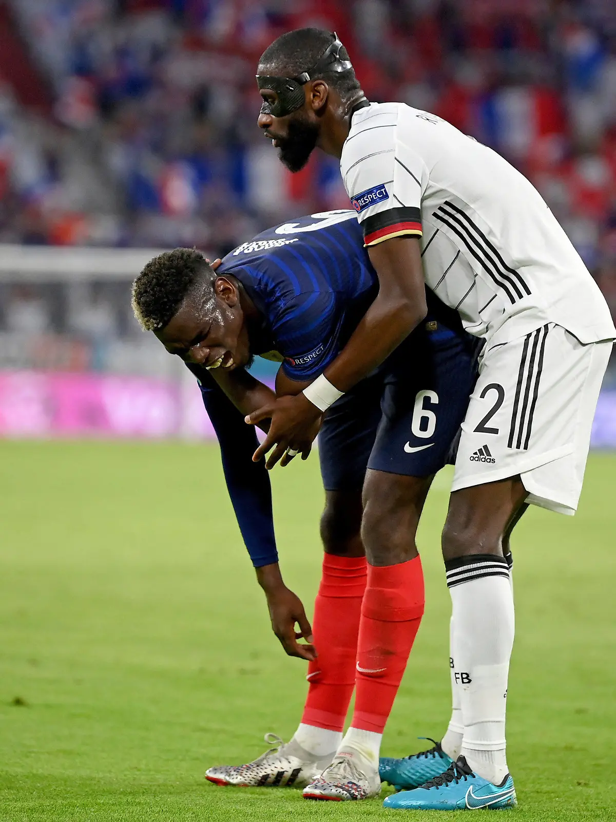 15.06.2021, Munich: Fußball: EM, Frankreich - Deutschland, Vorrunde, Gruppe F, 1. Spieltag in der EM-Arena München. Deutschlands Antonio Rüdiger (r) steht bei Frankreichs Paul Pogba. Important: For editorial news reporting purposes only. Not used for commercial or marketing purposes without prior written approval of UEFA. Images must appear as still images and must not emulate match action video footage. Photographs published in online publications (whether via the Internet or otherwise) shall have an interval of at least 20 seconds between the posting. Foto: Matthias Hangst/Getty Pool/AP/dpa +++ dpa-Bildfunk +++