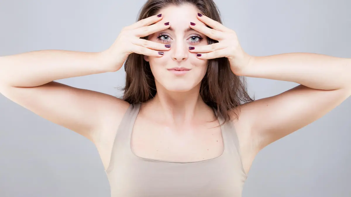 Frau macht Gesichts-Yoga