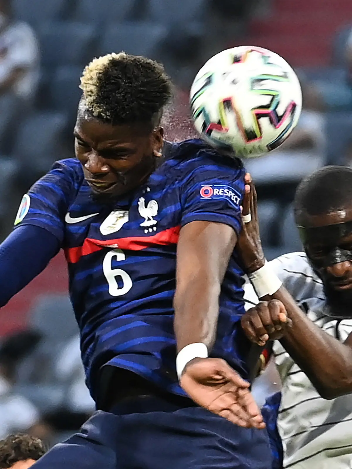 dpatopbilder - 15.06.2021, Bayern, München: Fußball: EM, Frankreich - Deutschland, Vorrunde, Gruppe F, 1. Spieltag in der EM-Arena München. Paul Pogba (Frankreich) und Antonio Rüdiger (Deutschland, r) im Kopfballduell. Important: For editorial news reporting purposes only. Not used for commercial or marketing purposes without prior written approval of UEFA. Images must appear as still images and must not emulate match action video footage. Photographs published in online publications (whether via the Internet or otherwise) shall have an interval of at least 20 seconds between the posting. Foto: Federico Gambarini/dpa +++ dpa-Bildfunk +++