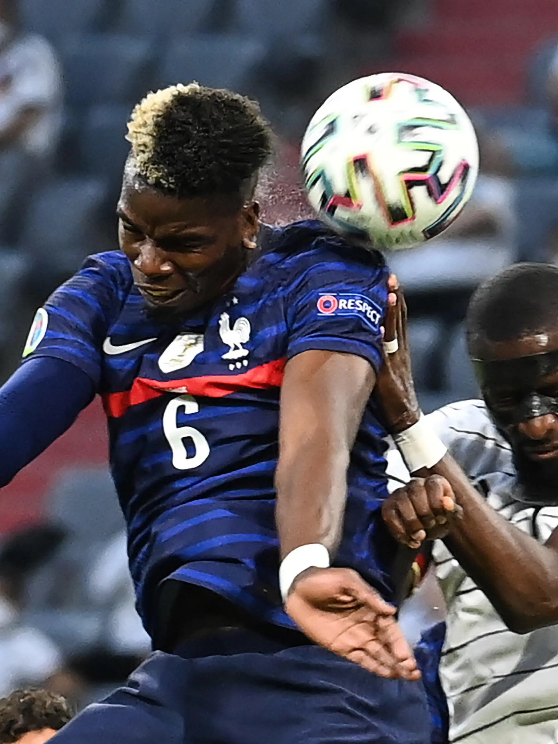 dpatopbilder - 15.06.2021, Bayern, München: Fußball: EM, Frankreich - Deutschland, Vorrunde, Gruppe F, 1. Spieltag in der EM-Arena München. Paul Pogba (Frankreich) und Antonio Rüdiger (Deutschland, r) im Kopfballduell. Important: For editorial news reporting purposes only. Not used for commercial or marketing purposes without prior written approval of UEFA. Images must appear as still images and must not emulate match action video footage. Photographs published in online publications (whether via the Internet or otherwise) shall have an interval of at least 20 seconds between the posting. Foto: Federico Gambarini/dpa +++ dpa-Bildfunk +++