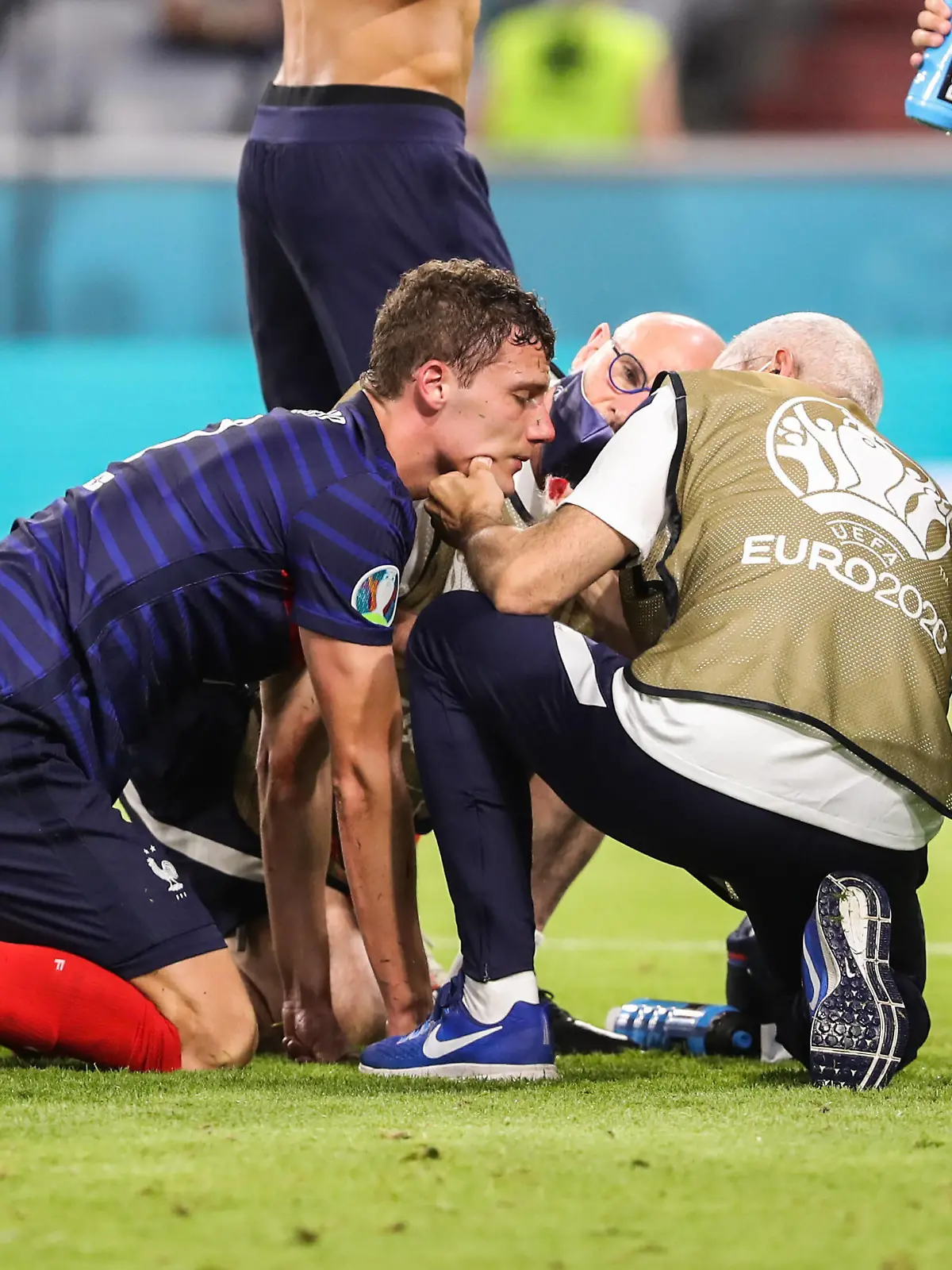 210616 -- MUNICH, June 16, 2021 -- Benjamin Pavard L of France receives treatment during the UEFA EURO, EM, Europameisterschaft,Fussball 2020 Championship Group F match between France and Germany in Munich, Germany, June 15, 2021.  SPGERMANY-MUNICH-FOOTBALL-EURO 2020-FRA VS GER ShanxYuqi PUBLICATIONxNOTxINxCHN 