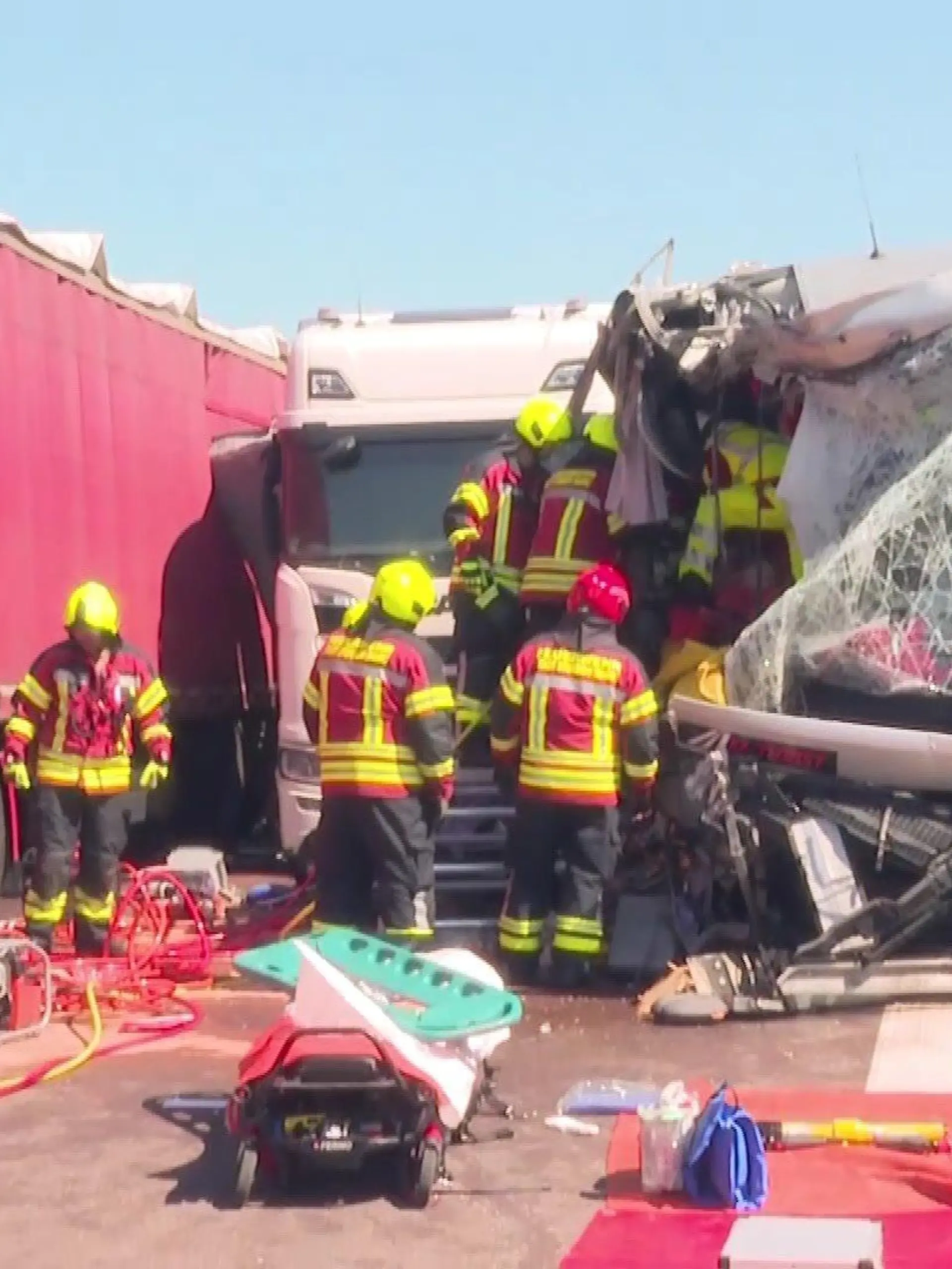 Unfall mit Reisebus auf A12.