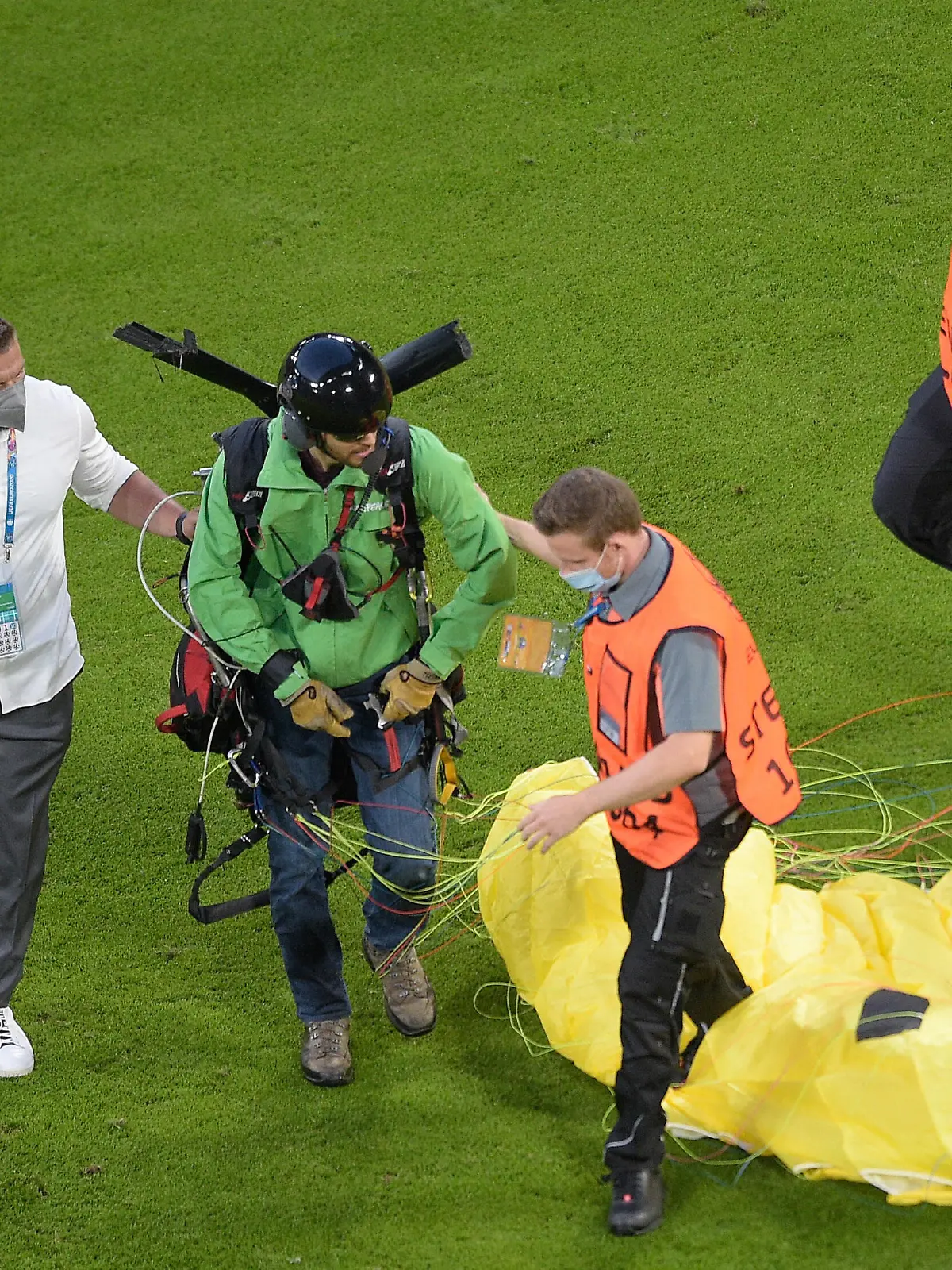 Un homme de greenpeace en parachute rentre sur la pelouse FOOTBALL : France vs Allemagne - Munich - 15/06/2021 FedericoPestellini/Panoramic PUBLICATIONxNOTxINxFRAxITAxBEL 