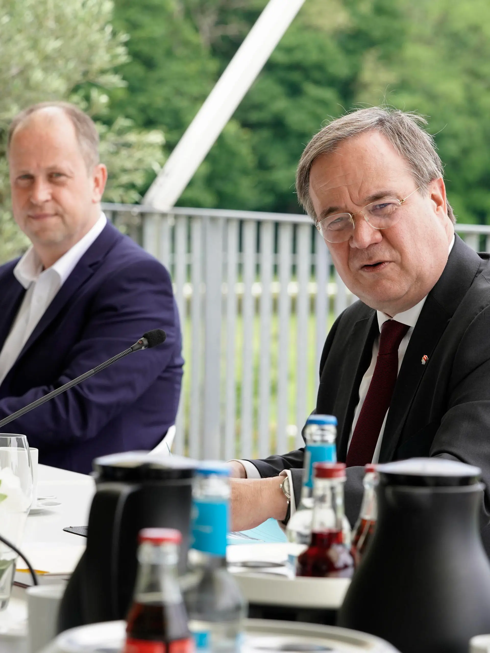 NRW Kabinettsitzung auf dem Gelaende der Galopprennbahn Duesseldorf Aktuell, 15.06.2021, Duesseldorf,Armin Laschet CDU Vorsitzender, Kanzlerkandidat, MdL und Ministerpraesident gemeinsam mit Dr. Joachim Stamp, Minister fuer Kinder, Familie, Fluechtlinge und Integration des Landes Nordrhein-Westfalen und Stellvertretender Ministerpraesident. bei der Kabinettsitzung auf dem Gelaende der Galopprennbahn in Duesseldorf Duesseldorf Nordrhein-Westfalen Deutschland *** NRW cabinet meeting on the grounds of the racecourse Duesseldorf News, 15 06 2021, Duesseldorf,Armin Laschet CDU Chairman, Chancellor candidate, MdL and State Premier together with Dr Joachim Stamp, Minister for Children, Family, Refugees and Integration of the State of North Rhine- 