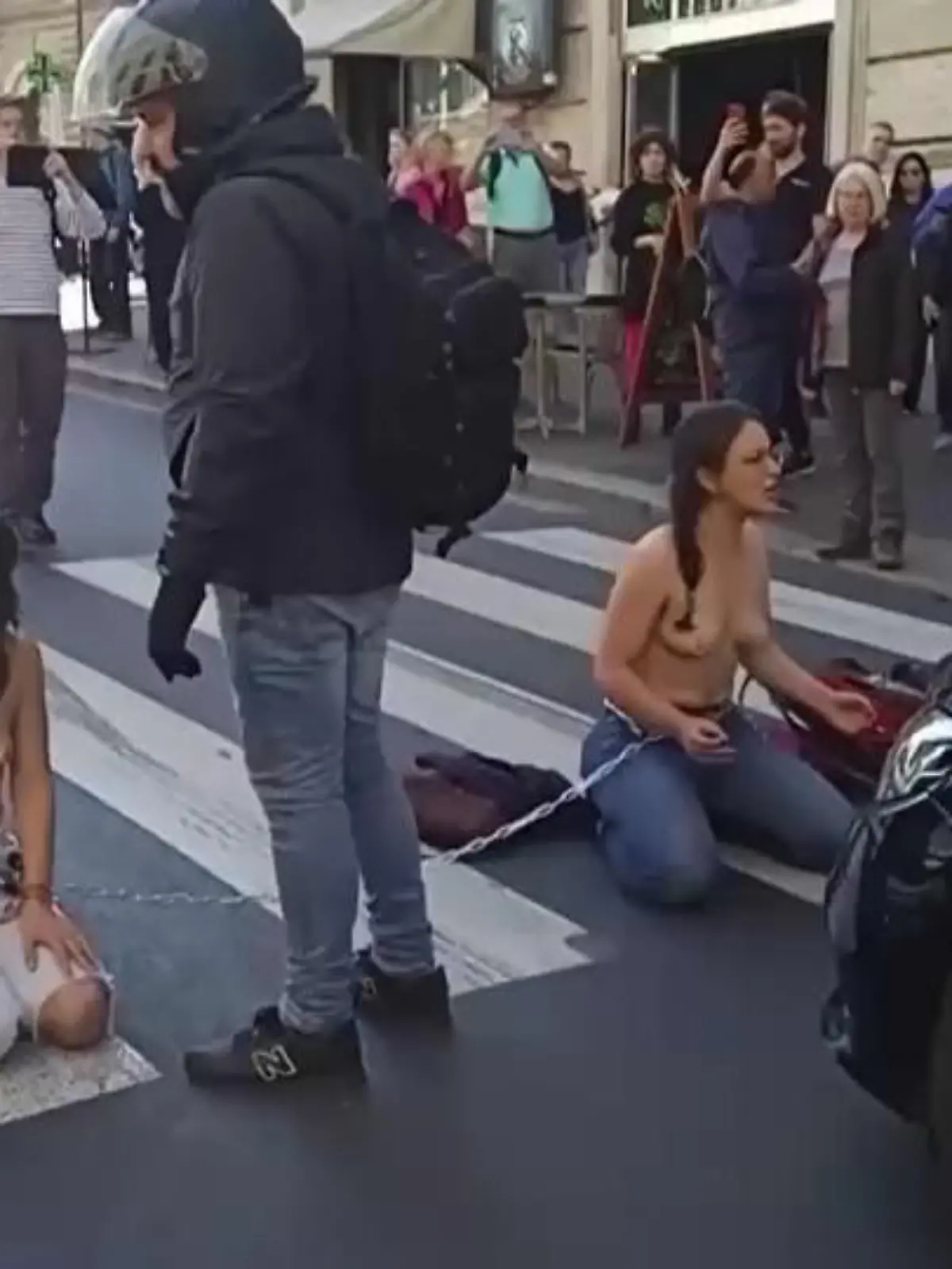 In Rom blockierten am 4. Mai Aktivisten der Letzten Generation den Verkehr nackt und aneinandergekettet.
