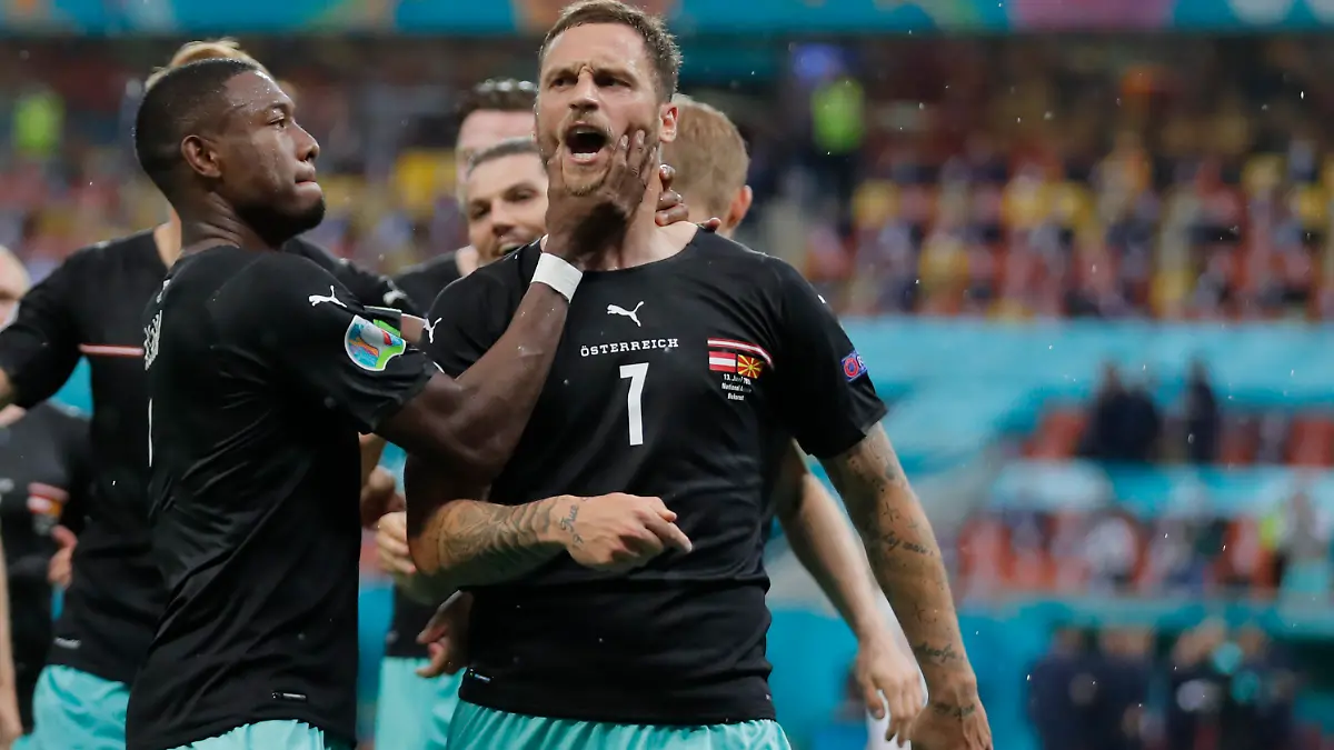 13.06.2021, Rumänien, Bukarest: Fußball: EM, Vorrunde, Gruppe C, 1. Spieltag, Österreich - Nordmazedonien in der Arena Nationala. Marko Arnautovic (M) von Österreich bejubelt seinen Treffer zum 3:1 mit David Alaba (l) und weiteren Teamkollegen. Important: For editorial news reporting purposes only. Not used for commercial or marketing purposes without prior written approval of UEFA. Images must appear as still images and must not emulate match action video footage. Photographs published in online publications (whether via the Internet or otherwise) shall have an interval of at least 20 seconds between the posting. Foto: Robert Ghement/POOL EPA/AP/dpa +++ dpa-Bildfunk +++