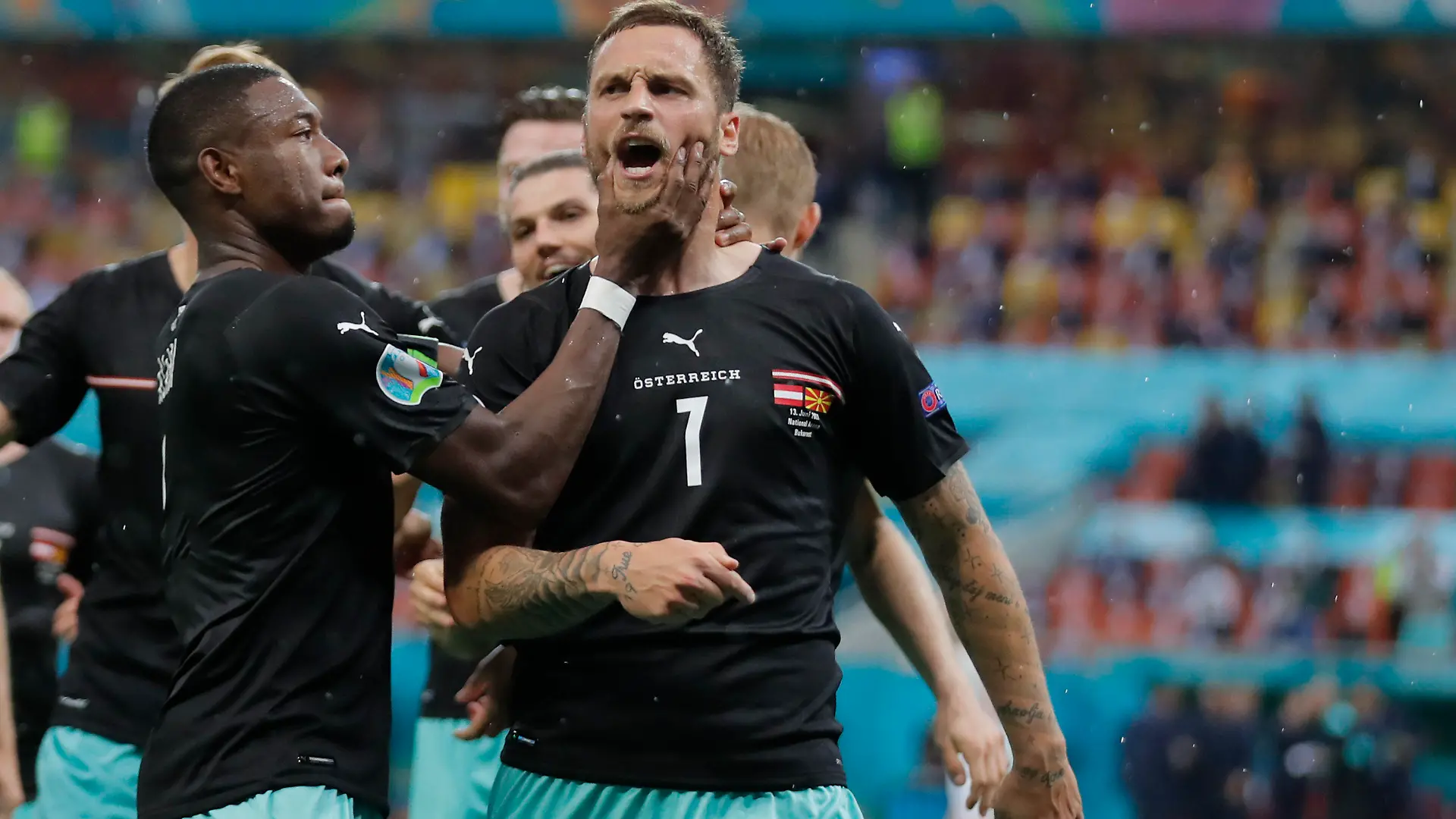 13.06.2021, Rumänien, Bukarest: Fußball: EM, Vorrunde, Gruppe C, 1. Spieltag, Österreich - Nordmazedonien in der Arena Nationala. Marko Arnautovic (M) von Österreich bejubelt seinen Treffer zum 3:1 mit David Alaba (l) und weiteren Teamkollegen. Important: For editorial news reporting purposes only. Not used for commercial or marketing purposes without prior written approval of UEFA. Images must appear as still images and must not emulate match action video footage. Photographs published in online publications (whether via the Internet or otherwise) shall have an interval of at least 20 seconds between the posting. Foto: Robert Ghement/POOL EPA/AP/dpa +++ dpa-Bildfunk +++