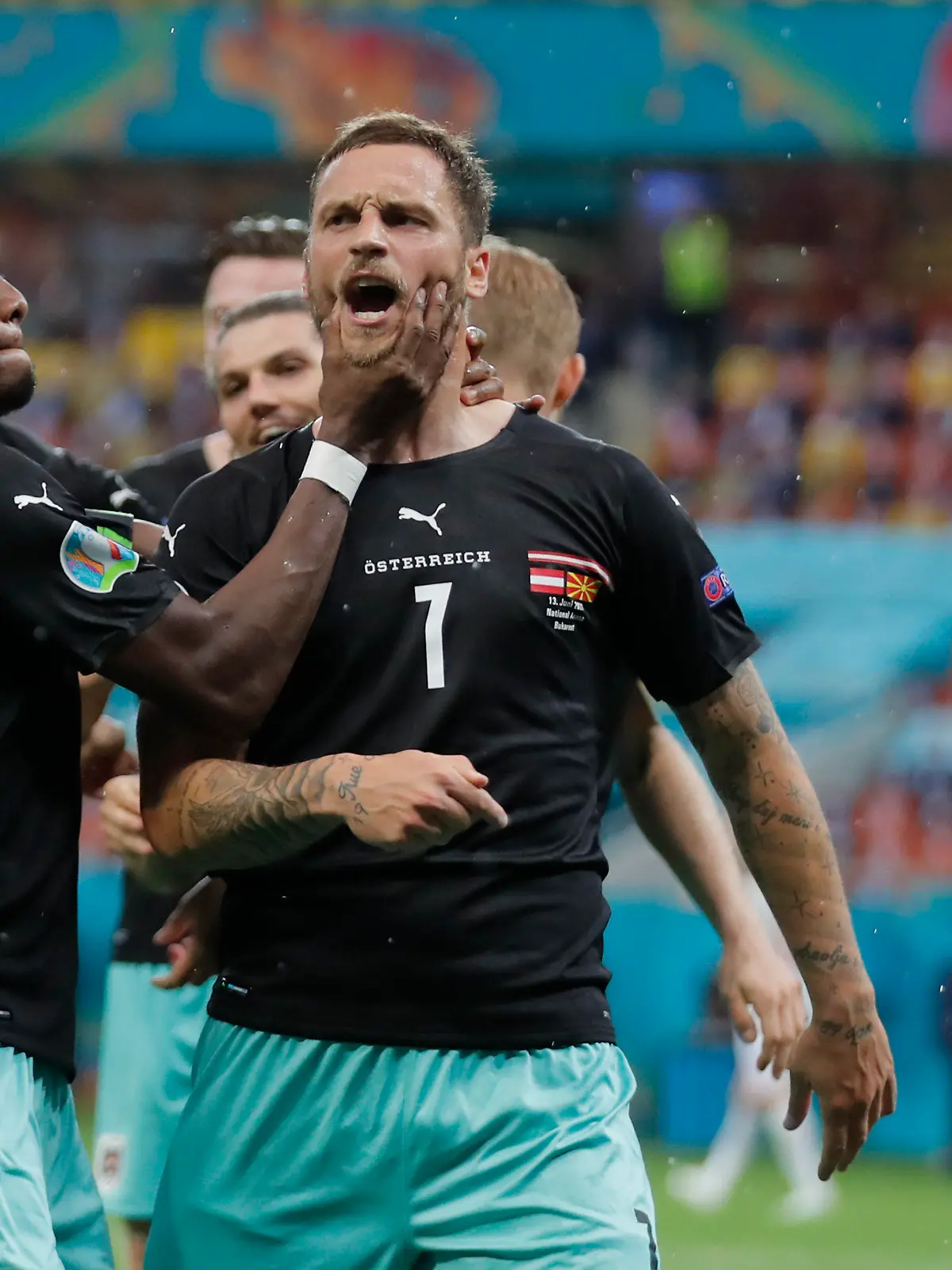13.06.2021, Rumänien, Bukarest: Fußball: EM, Vorrunde, Gruppe C, 1. Spieltag, Österreich - Nordmazedonien in der Arena Nationala. Marko Arnautovic (M) von Österreich bejubelt seinen Treffer zum 3:1 mit David Alaba (l) und weiteren Teamkollegen. Important: For editorial news reporting purposes only. Not used for commercial or marketing purposes without prior written approval of UEFA. Images must appear as still images and must not emulate match action video footage. Photographs published in online publications (whether via the Internet or otherwise) shall have an interval of at least 20 seconds between the posting. Foto: Robert Ghement/POOL EPA/AP/dpa +++ dpa-Bildfunk +++