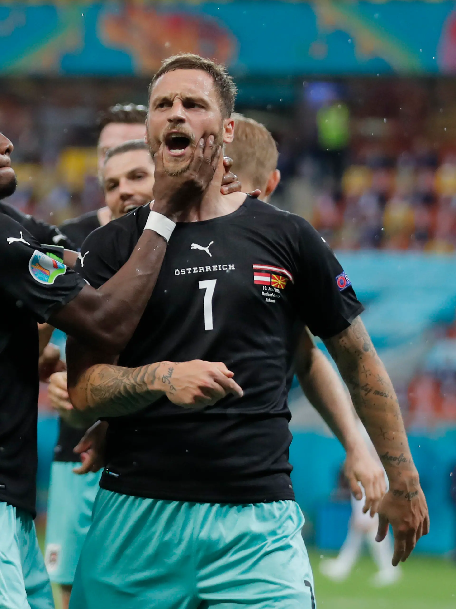13.06.2021, Rumänien, Bukarest: Fußball: EM, Vorrunde, Gruppe C, 1. Spieltag, Österreich - Nordmazedonien in der Arena Nationala. Marko Arnautovic (M) von Österreich bejubelt seinen Treffer zum 3:1 mit David Alaba (l) und weiteren Teamkollegen. Important: For editorial news reporting purposes only. Not used for commercial or marketing purposes without prior written approval of UEFA. Images must appear as still images and must not emulate match action video footage. Photographs published in online publications (whether via the Internet or otherwise) shall have an interval of at least 20 seconds between the posting. Foto: Robert Ghement/POOL EPA/AP/dpa +++ dpa-Bildfunk +++