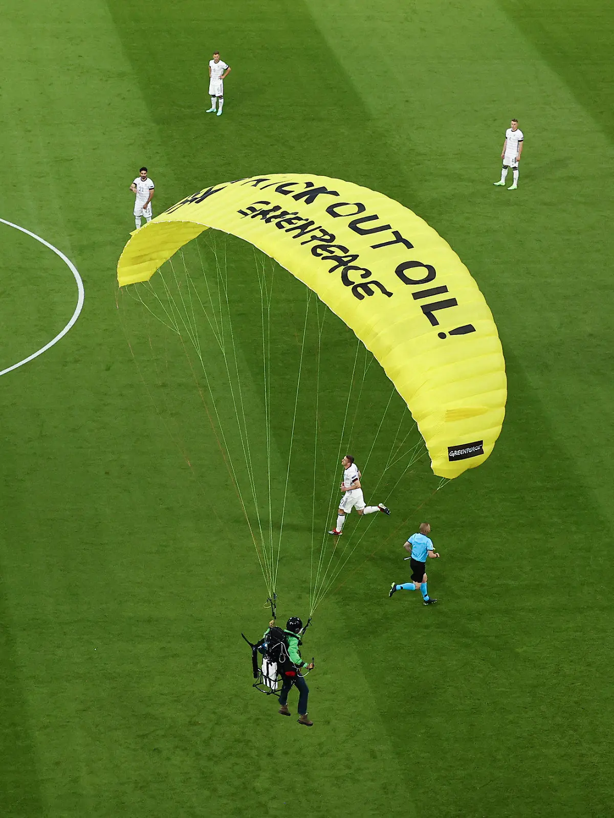 dpatopbilder - 15.06.2021, Bayern, München: Fußball: EM, Frankreich - Deutschland, Vorrunde, Gruppe F, 1. Spieltag in der EM-Arena München. Ein Greenpeace-Aktivist landet auf dem Spielfeld. Important: For editorial news reporting purposes only. Not used for commercial or marketing purposes without prior written approval of UEFA. Images must appear as still images and must not emulate match action video footage. Photographs published in online publications (whether via the Internet or otherwise) shall have an interval of at least 20 seconds between the posting. Foto: Christian Charisius/dpa +++ dpa-Bildfunk +++
