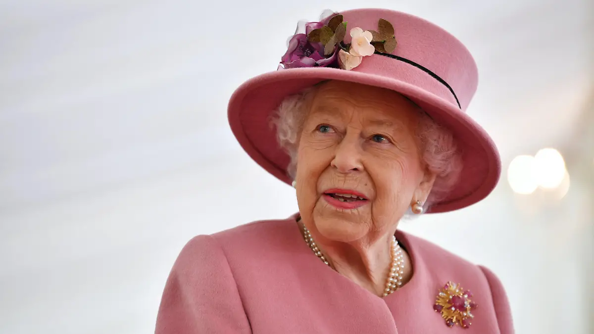 15.10.2020, Großbritannien, Porton Down: Königin Elisabeth II. von Großbritannien spricht während ihres Besuchs eines Rüstungstechnologiezentrum in der Nähe der südenglischen Stadt Salisbury. Zum ersten Mal seit Beginn der Corona-Pandemie ist die Queen wieder öffentlich aufgetreten. Foto: Ben Stansall/PA Wire/dpa +++ dpa-Bildfunk +++