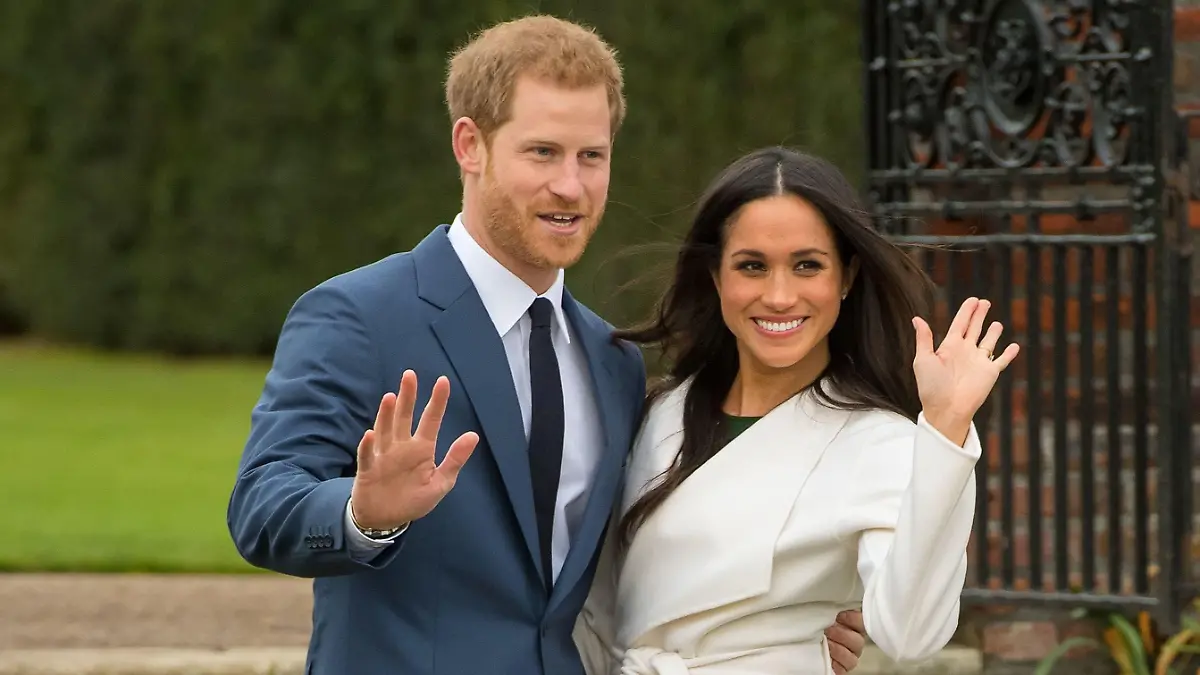 ARCHIV - 30.03.2020, Großbritannien, London: Der britische Prinz Harry und die US-amerikanische Schauspielerin Meghan Markle nach Bekanntgabe ihrer Verlobung. (zu dpa: "Royales Baby: Meghan und Harry begrüßen kleine «Lili") Foto: Dominic Lipinski/PA Wire/dpa +++ dpa-Bildfunk +++