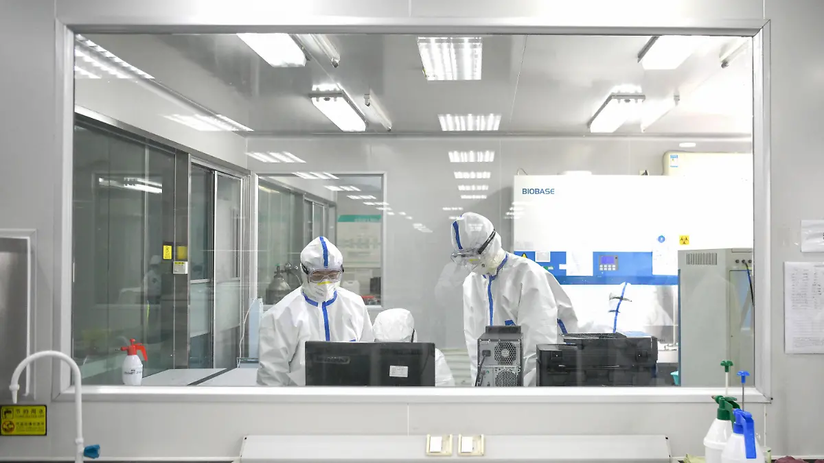 13.02.2020, China, Wuhan: Mitarbeiter arbeiten in einem Labor in Wuhan in der zentralchinesischen Provinz Hubei. Als designierter Dienstleister für den Nukleinsäure-Nachweis des neuartigen Coronavirus führt das Labor von KingMed Diagnostics in Wuhan Nachweistests durch. Nach der neuen Einstufung der Virusfälle in China ist die Zahl der bestätigten Ansteckungen am Freitag (14.02.2020) erneut stark gestiegen. Allein in der schwer betroffenen Provinz Hubei kamen innerhalb eines Tages mehrere tausend Infektionen hinzu. Foto: Cheng Min/XinHua/dpa +++ dpa-Bildfunk +++