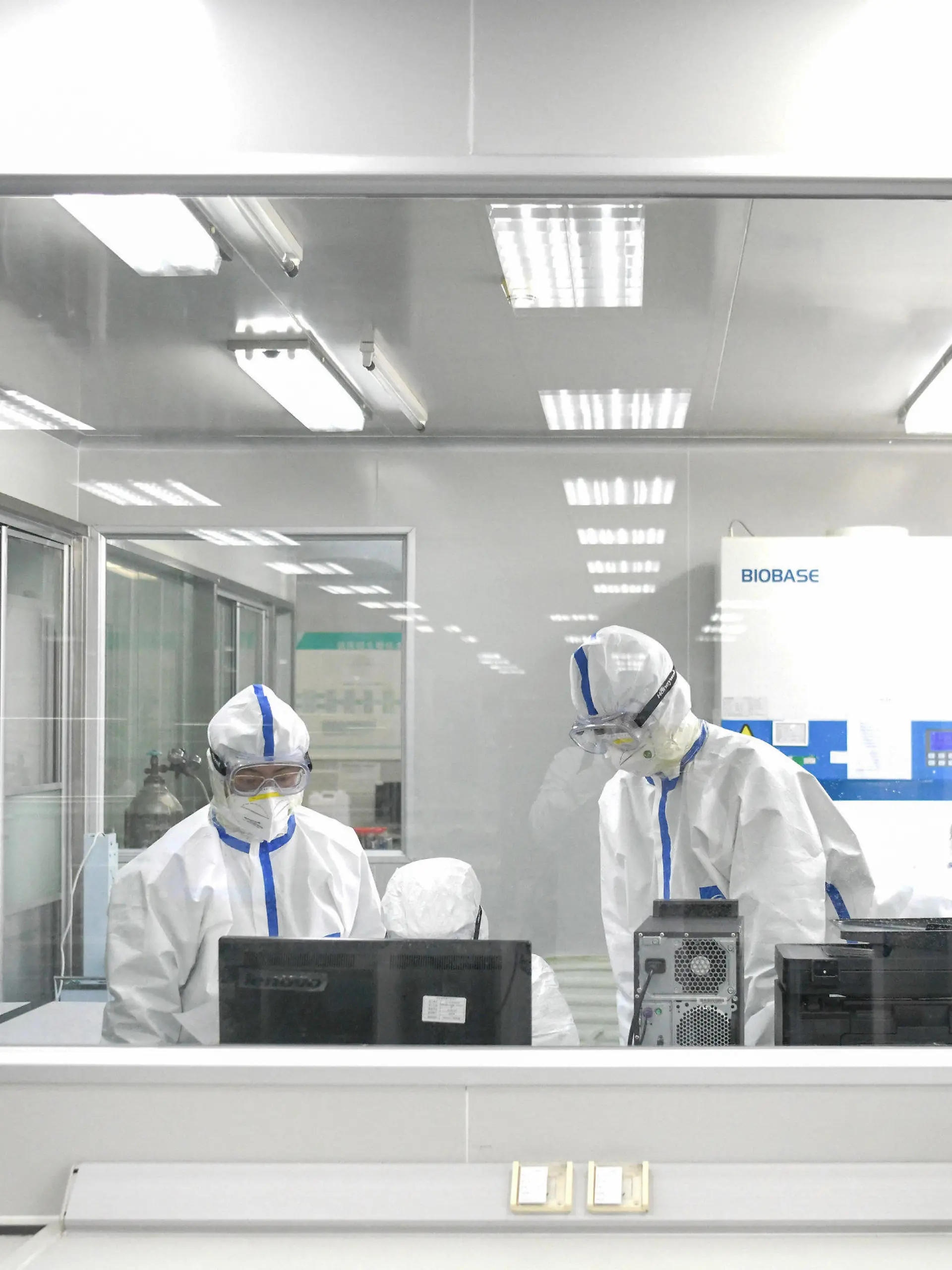 13.02.2020, China, Wuhan: Mitarbeiter arbeiten in einem Labor in Wuhan in der zentralchinesischen Provinz Hubei. Als designierter Dienstleister für den Nukleinsäure-Nachweis des neuartigen Coronavirus führt das Labor von KingMed Diagnostics in Wuhan Nachweistests durch. Nach der neuen Einstufung der Virusfälle in China ist die Zahl der bestätigten Ansteckungen am Freitag (14.02.2020) erneut stark gestiegen. Allein in der schwer betroffenen Provinz Hubei kamen innerhalb eines Tages mehrere tausend Infektionen hinzu. Foto: Cheng Min/XinHua/dpa +++ dpa-Bildfunk +++