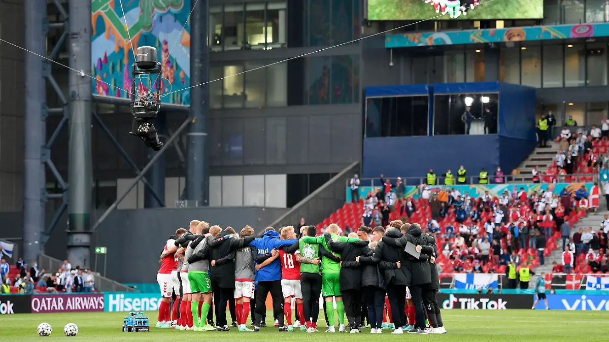 12.06.2021, Dänemark, Kopenhagen: Fußball: EM, Vorrunde, Gruppe B, 1. Spieltag Dänemark - Finnland im Telia Parken. Die Mannschaft von Dänemark steht in einem Kreis auf dem Platz. Important: For editorial news reporting purposes only. Not used for commercial or marketing purposes without prior written approval of UEFA. Images must appear as still images and must not emulate match action video footage. Photographs published in online publications (whether via the Internet or otherwise) shall have an interval of at least 20 seconds between the posting. Foto: Stuart Franklin/Getty Pool/AP/dpa +++ dpa-Bildfunk +++