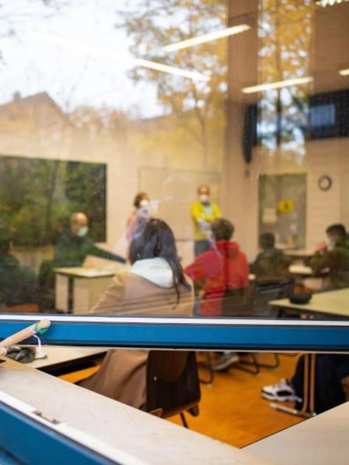 Blick durch das offen stehende Fensterin einen Klassenraum