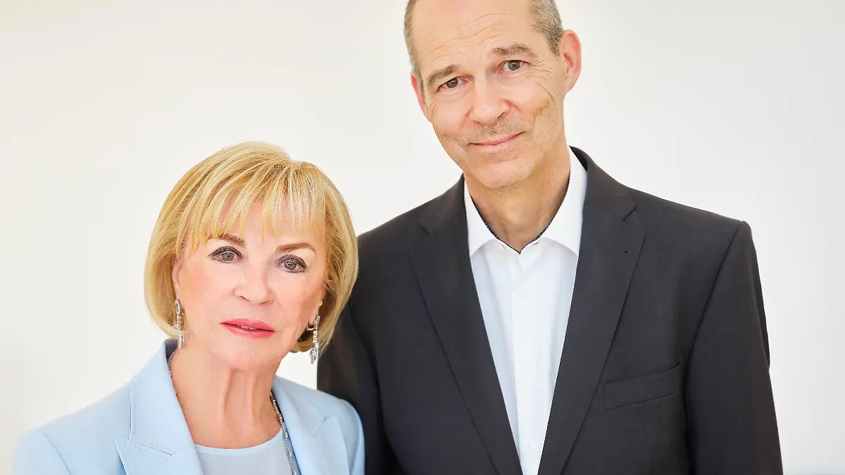 HANDOUT - 09.06.2021, ---: Bertelsmann-Gesellschafterin Liz Mohn mit ihrem Sohn Christoph Mohn (undatierte Aufnahme). Bertelsmann-Gesellschafterin Liz Mohn übergibt das Amt der Familiensprecherin in der Bertelsmann Verwaltungsgesellschaft an ihren Sohn Christoph Mohn. Das teilte der Bertelsmann-Konzern am Freitag in Gütersloh mit. Zuvor hatte der «Spiegel» berichtet. (zu dpa: «Bertelsmann-Gesellschafterin Liz Mohn macht Sohn zum Familiensprecher») Foto: --/Bertelsmann/dpa - ACHTUNG: Nur zur redaktionellen Verwendung im Zusammenhang mit der aktuellen Berichterstattung und nur mit vollständiger Nennung des vorstehenden Credits +++ dpa-Bildfunk +++