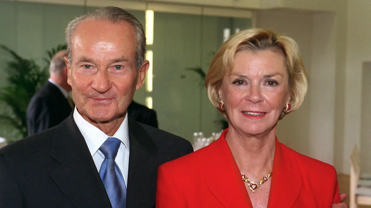 Der Verleger Reinhard Mohn mit Ehefrau Liz, aufgenommen am 26.3.1999 in Düsseldorf.