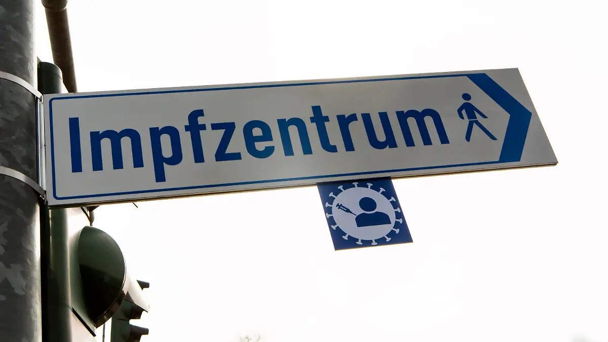Wegweiser zu einem Corona-Impfzentrum Wegweiser zum Impfzentrum *** Signpost to a Corona Vaccination Centre Signpost to a Corona Vaccination Centre