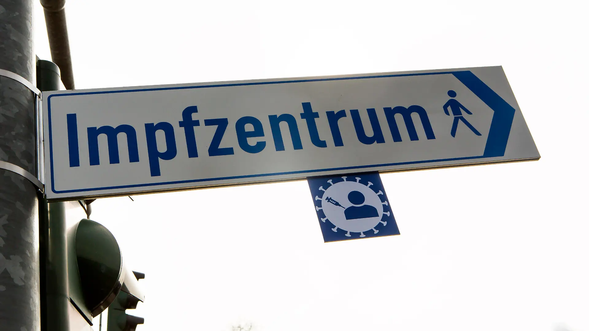  Wegweiser zu einem Corona-Impfzentrum Wegweiser zum Impfzentrum *** Signpost to a Corona Vaccination Centre Signpost to a Corona Vaccination Centre