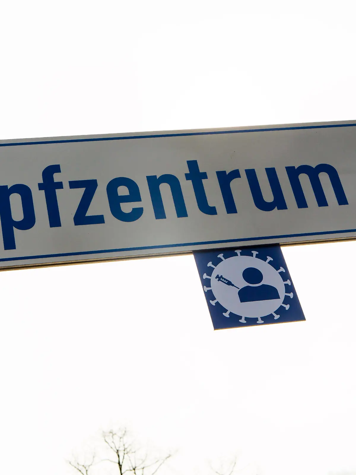  Wegweiser zu einem Corona-Impfzentrum Wegweiser zum Impfzentrum *** Signpost to a Corona Vaccination Centre Signpost to a Corona Vaccination Centre