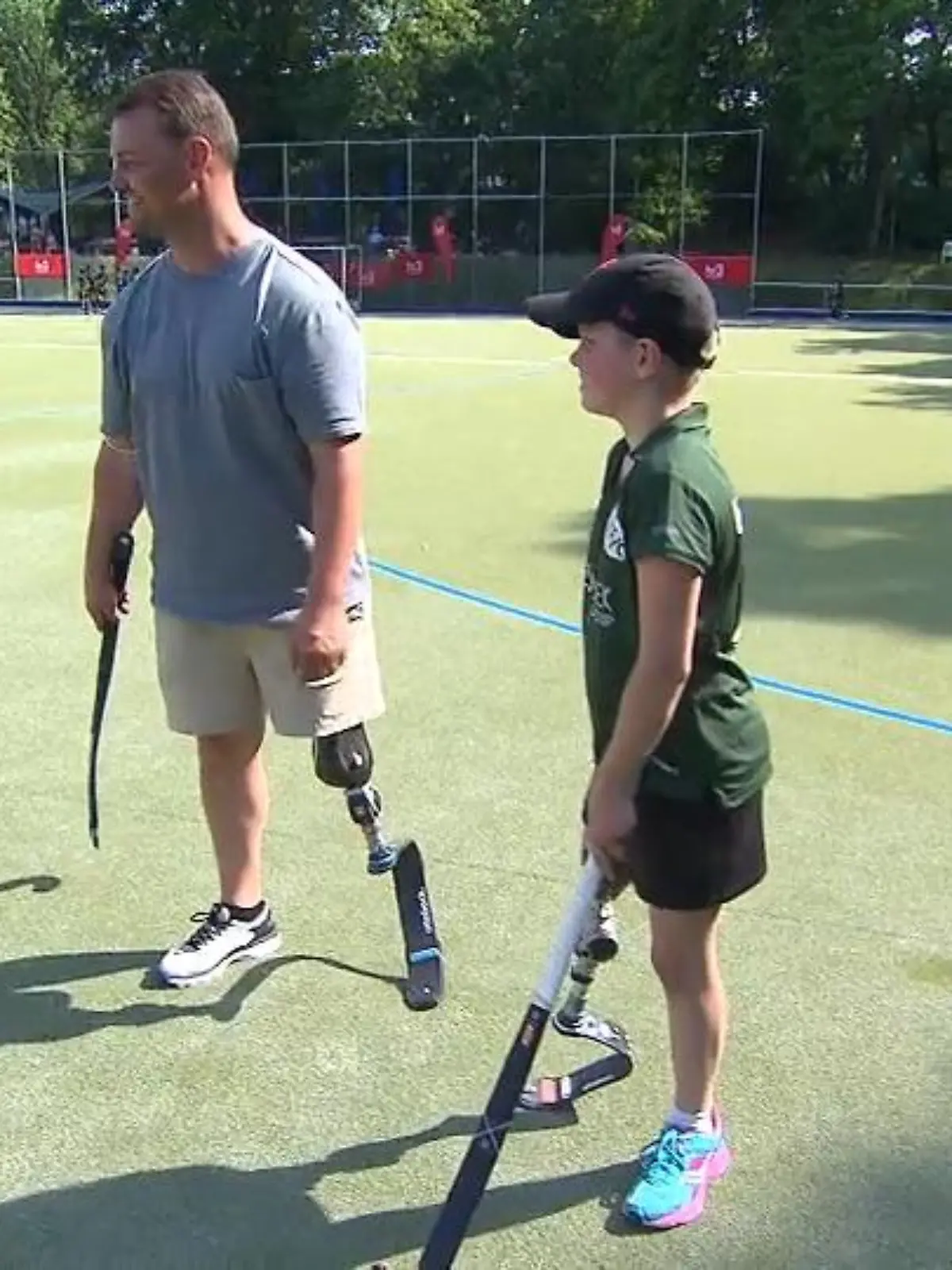 Die 12-jährige Anni Wein aus Hanau ist echt eine Kämpferin. Mit Prothese will sie weiter Feldhockey spielen, und bekommt Besuch von Sportler Heinrich Popow.