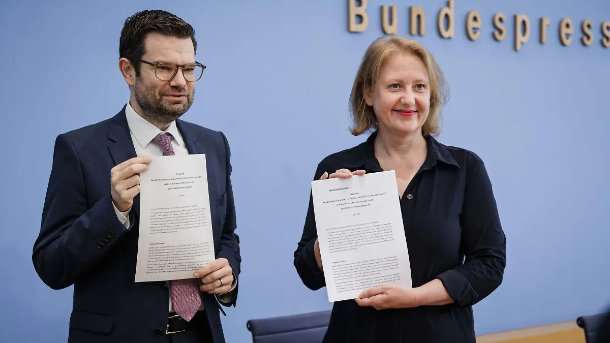 Lisa Paus (Buendnis 90/Die Gruenen), Bundesministerin fuer Familie, Senioren, Frauen und Jugend zusammen mit Marco Buschmann (FDP), Bundesminister der Justiz, aufgenommen im Rahmen der Vorstellung des Eckpunktepapiers zum Selbstbestimmungsgesetz in der Bundespressekonferenz (BPK) in Berlin. 30.06.2022.