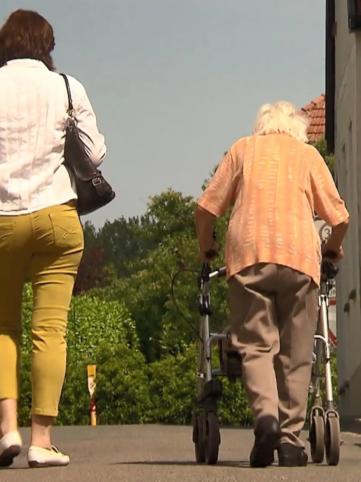 Bild zu: " 97-Jährige sammelt im Gehen Spenden"