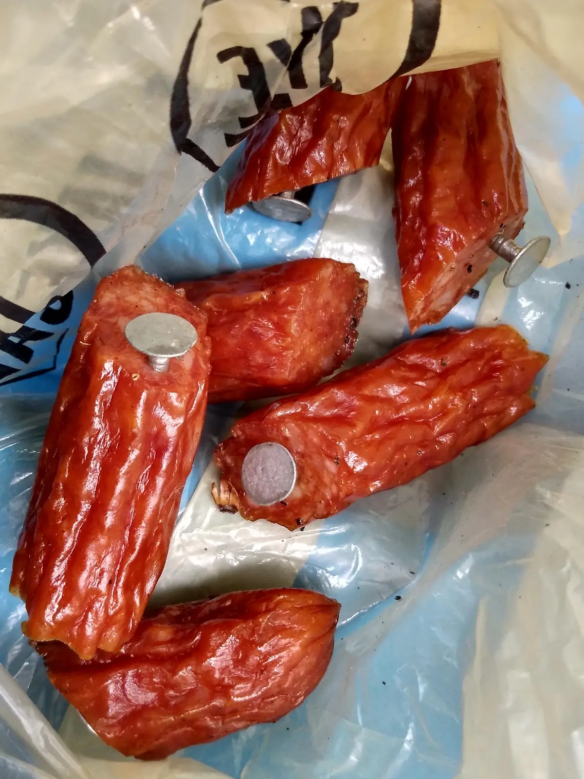 Hundeköder mit Nägeln