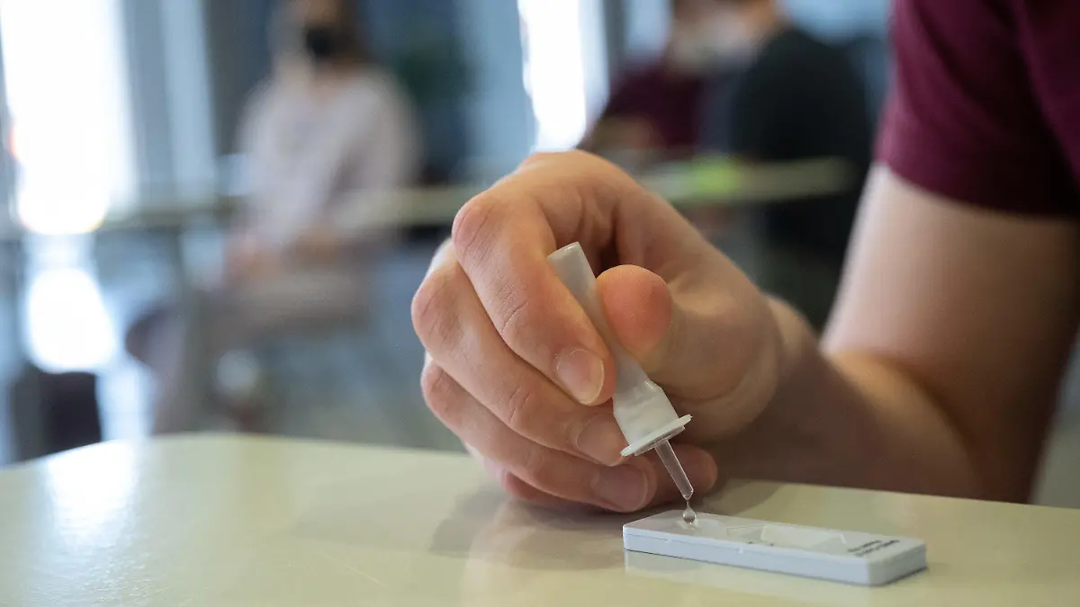 20.04.2021, Hessen, Groß-Gerau: Ein Schüler der Abschlussklasse führt an der Prälat-Diehl-Schule einen Tag vor den Abiturprüfungen einen Corona-Schnelltest durch. Die Schüler können sich freiwillig vor den Prüfungen auf Covid-19 testen. Am 21. April 2021 beginnen in Hessen die Abiturprüfungen. Foto: Sebastian Gollnow/dpa +++ dpa-Bildfunk +++
