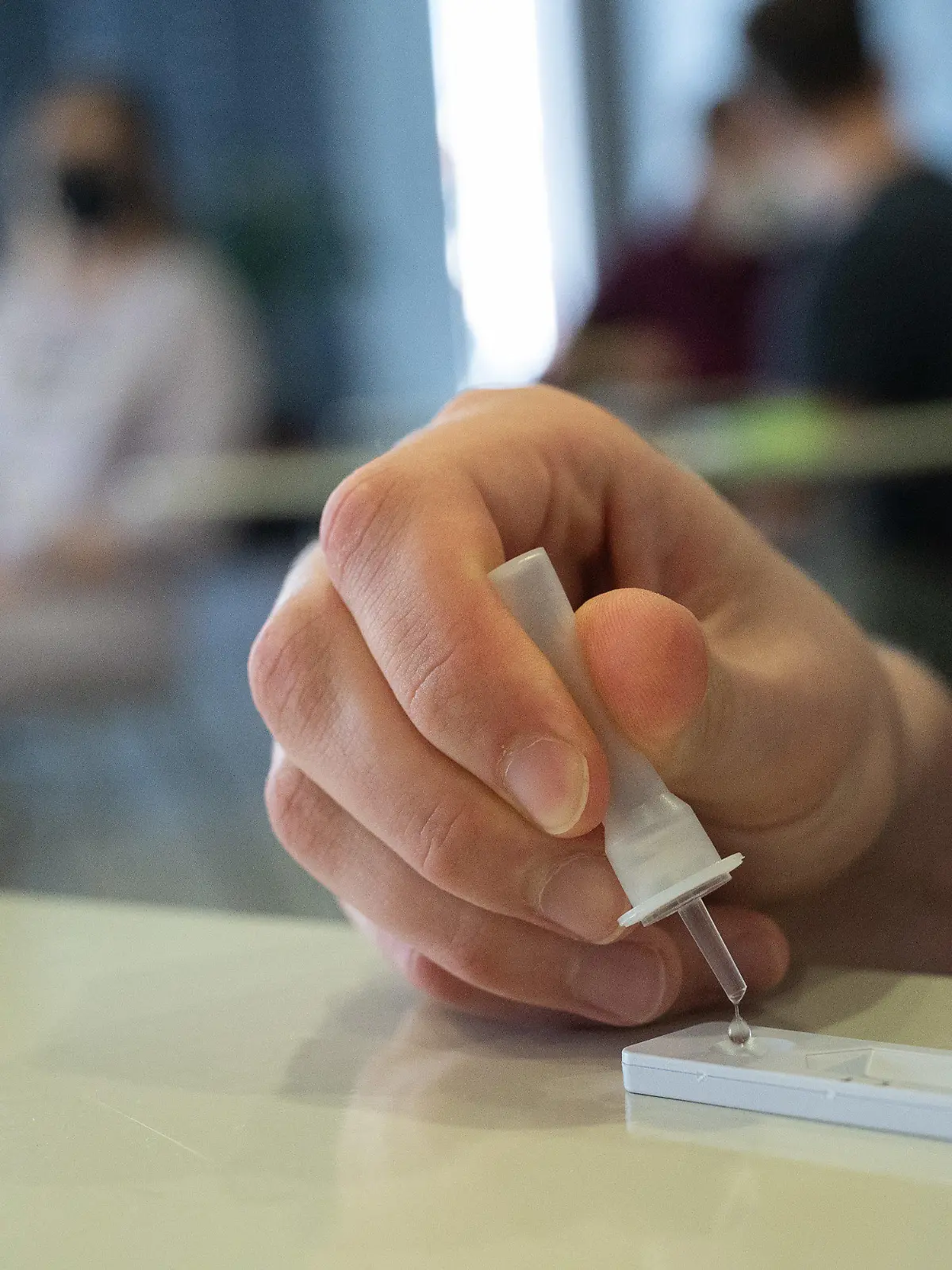 20.04.2021, Hessen, Groß-Gerau: Ein Schüler der Abschlussklasse führt an der Prälat-Diehl-Schule einen Tag vor den Abiturprüfungen einen Corona-Schnelltest durch. Die Schüler können sich freiwillig vor den Prüfungen auf Covid-19 testen. Am 21. April 2021 beginnen in Hessen die Abiturprüfungen. Foto: Sebastian Gollnow/dpa +++ dpa-Bildfunk +++