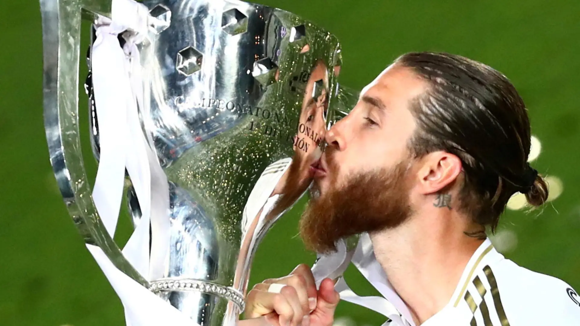 FILE PHOTO: Soccer Football - La Liga Santander - Real Madrid v Villarreal - Alfredo Di Stefano Stadium, Madrid, Spain - July 16, 2020 Real Madrid's Sergio Ramos celebrates with the trophy after winning La Liga, as play resumes behind closed doors following the outbreak of the coronavirus disease (COVID-19) REUTERS/Sergio Perez/File Photo