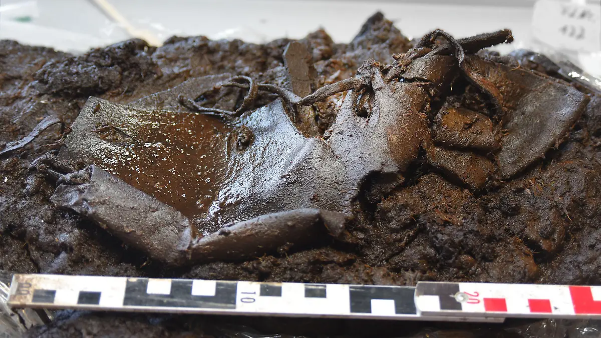 Archäologinnen und Archäologen des Niedersächsischen Landesamts für Denkmalpflege (NLD) und der Vechtaer Grabungsfirma denkmal3D haben einen über 2.000 Jahre alten Lederschuh gefunden.