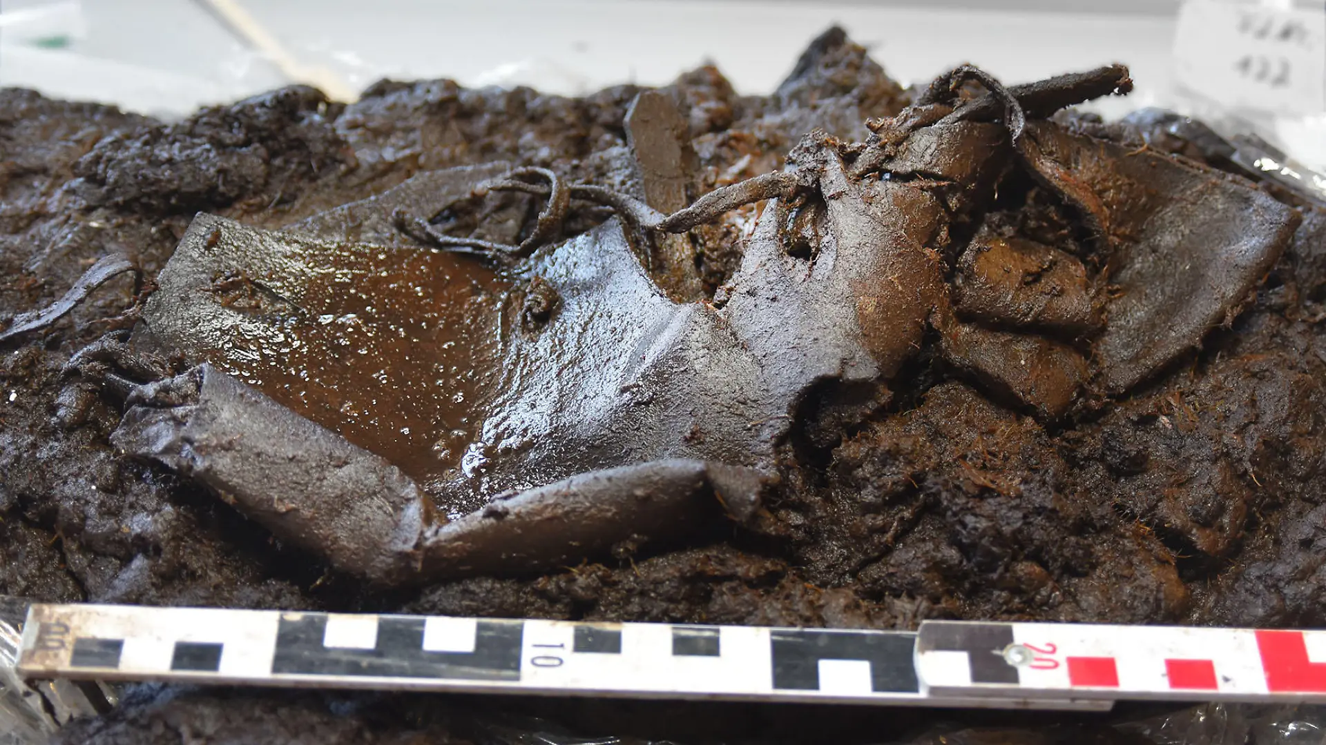 Archäologinnen und Archäologen des Niedersächsischen Landesamts für Denkmalpflege (NLD) und der Vechtaer Grabungsfirma denkmal3D haben einen über 2.000 Jahre alten Lederschuh gefunden.