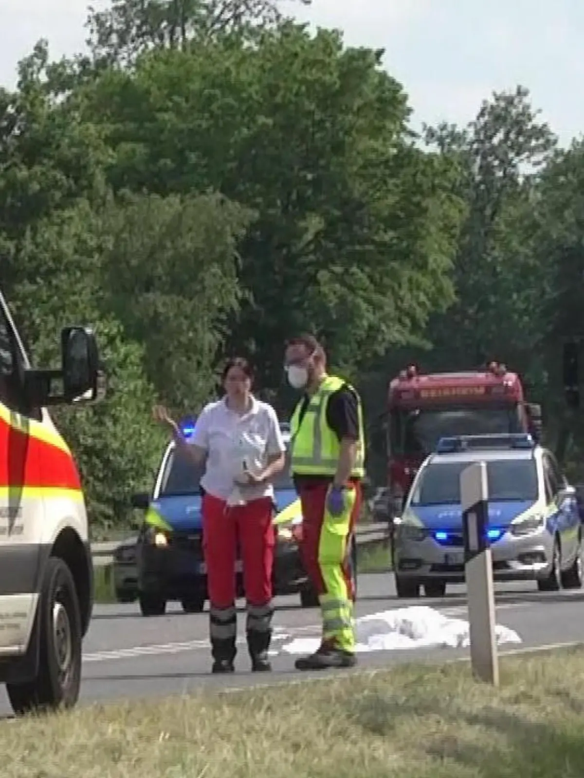 Ein 80-jähriger Fußgänger ist bei einem Unfall auf der Bundesstraße 27 nahe Bad Hersfeld tödlich verletzt worden.