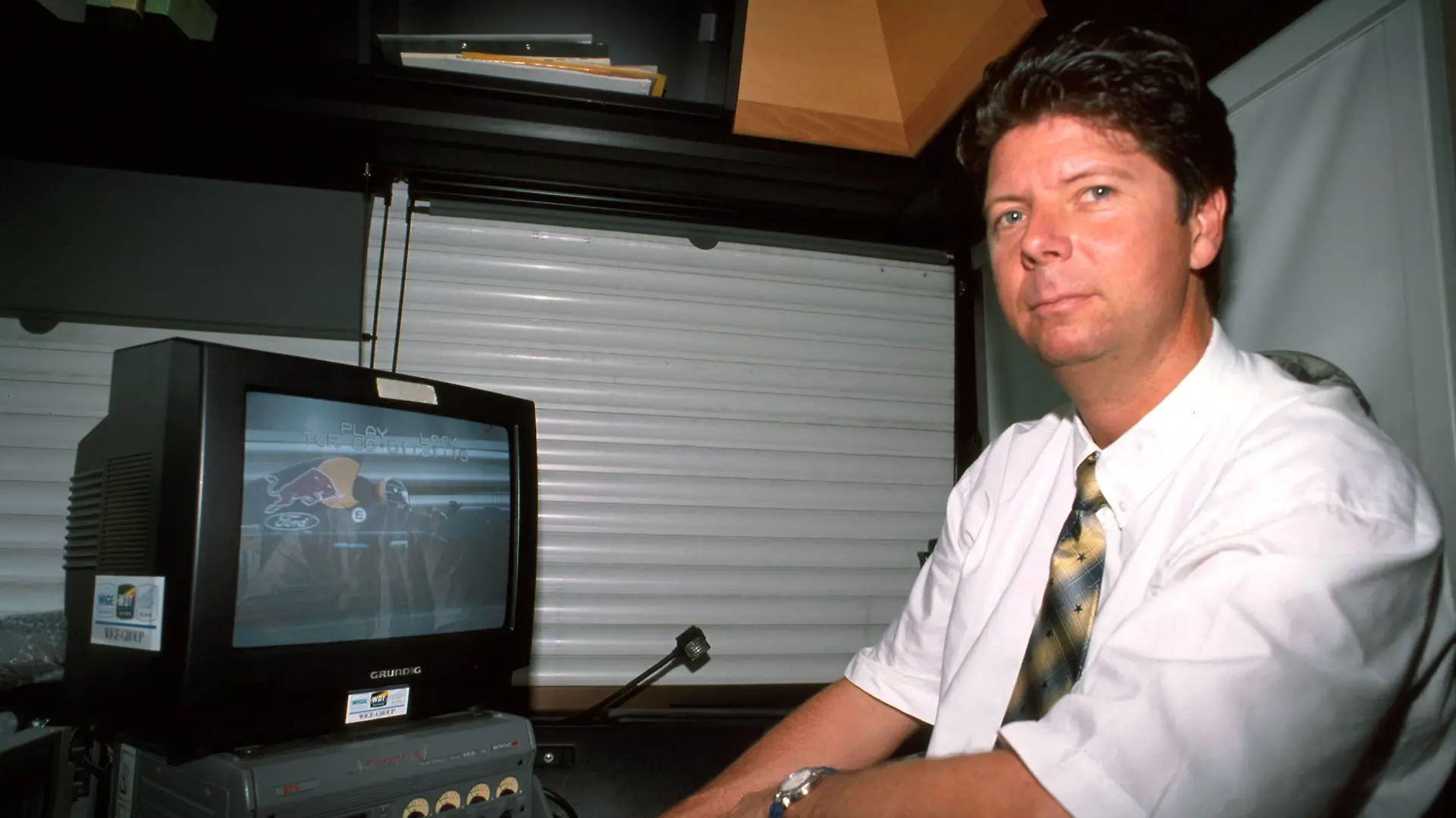Bildnummer: 00309847 Datum: 28.09.1997 Copyright: imago/Passage
RTL-Moderator Heiko Wasser; quer, close, Sportmoderator, Waßer, Fernsehen, TV, Medien Großer Preis von Luxemburg 1997, Formel 1, F1, F, GP, WM, Weltmeisterschaft, Vdia Nürburg Nürburgring Motorsport Grand Prix Herren Einzel Deutschland Einzelbild Randmotiv Personen