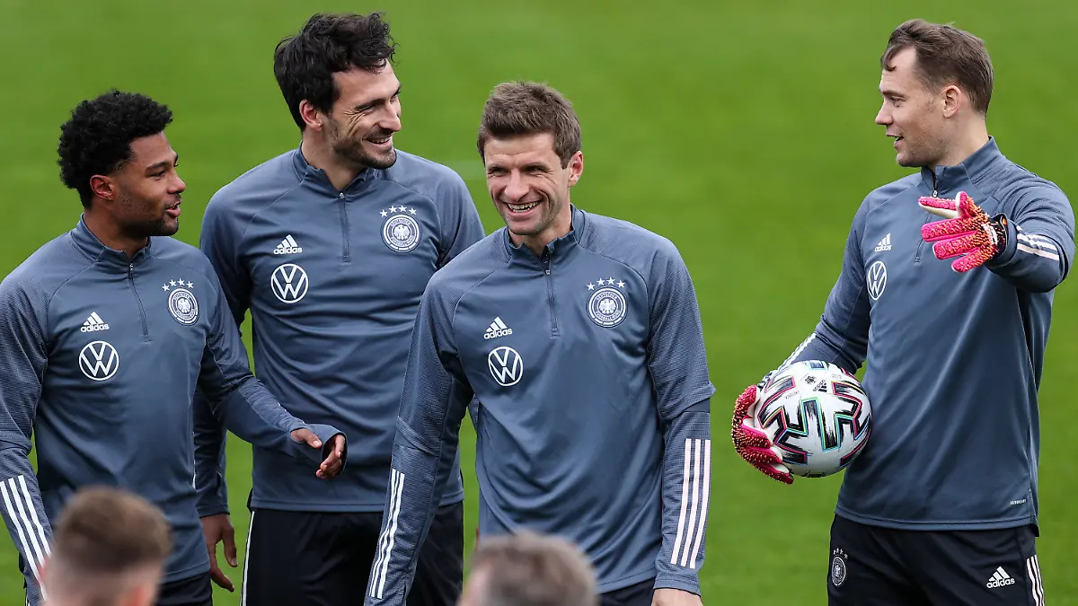 29.05.2021, Österreich, Seefeld: Fußball: Nationalmannschaft, Trainingslager, Training. Serge Gnabry (l-r), Mats Hummels, Thomas Müller und Torwart Manuel Neuer auf dem Trainingsplatz. Foto: Christian Charisius/dpa +++ dpa-Bildfunk +++