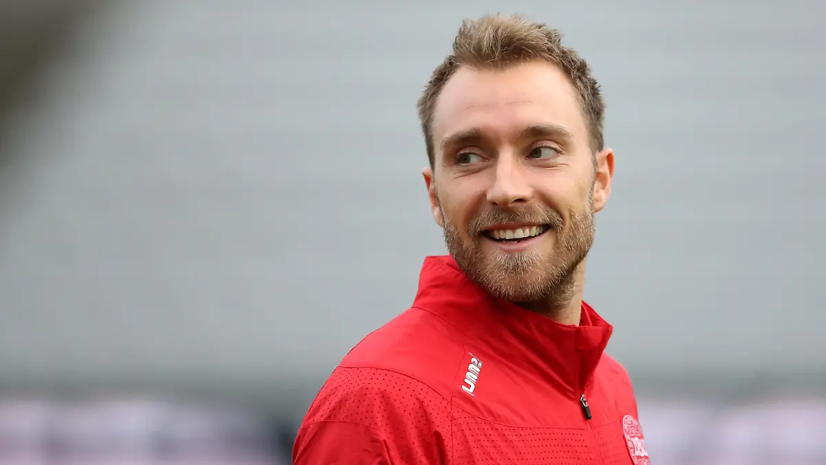 ARCHIV - 12.06.2021, Dänemark, Aarhus: Dänemarks Christian Eriksen während einer Trainingseinheit im Ceres Park. Beim Spiel der Fußball-EM zwischen Dänemark und Finnland ist es zu einem tragischen Vorfall um den dänischen Star Christian Eriksen gekommen. Der Spieler von Inter Mailand kollabierte am Samstag (12.06.2021) während der Partie und blieb regungslos liegen. Mittlerweile ist der 29-Jährige «wach und ist zu weiteren Untersuchungen im Reichskrankenhaus», schrieb der dänische Verband. Foto: Tim Goode/PA Wire/dpa +++ dpa-Bildfunk +++