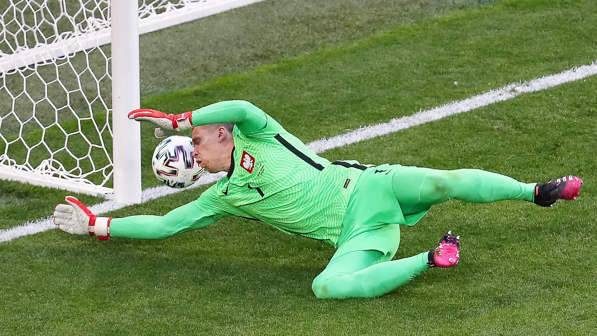 ST PETERSBURG, RUSSIA - JUNE 14, 2021: Poland s Wojciech Szczesny concedes a goal in their 2020 UEFA European Football Championship Group E Round 1 match against Slovakia at Gazprom Arena. Stanislav Krasilnikov/TASS PUBLICATIONxINxGERxAUTxONLY TS104A48