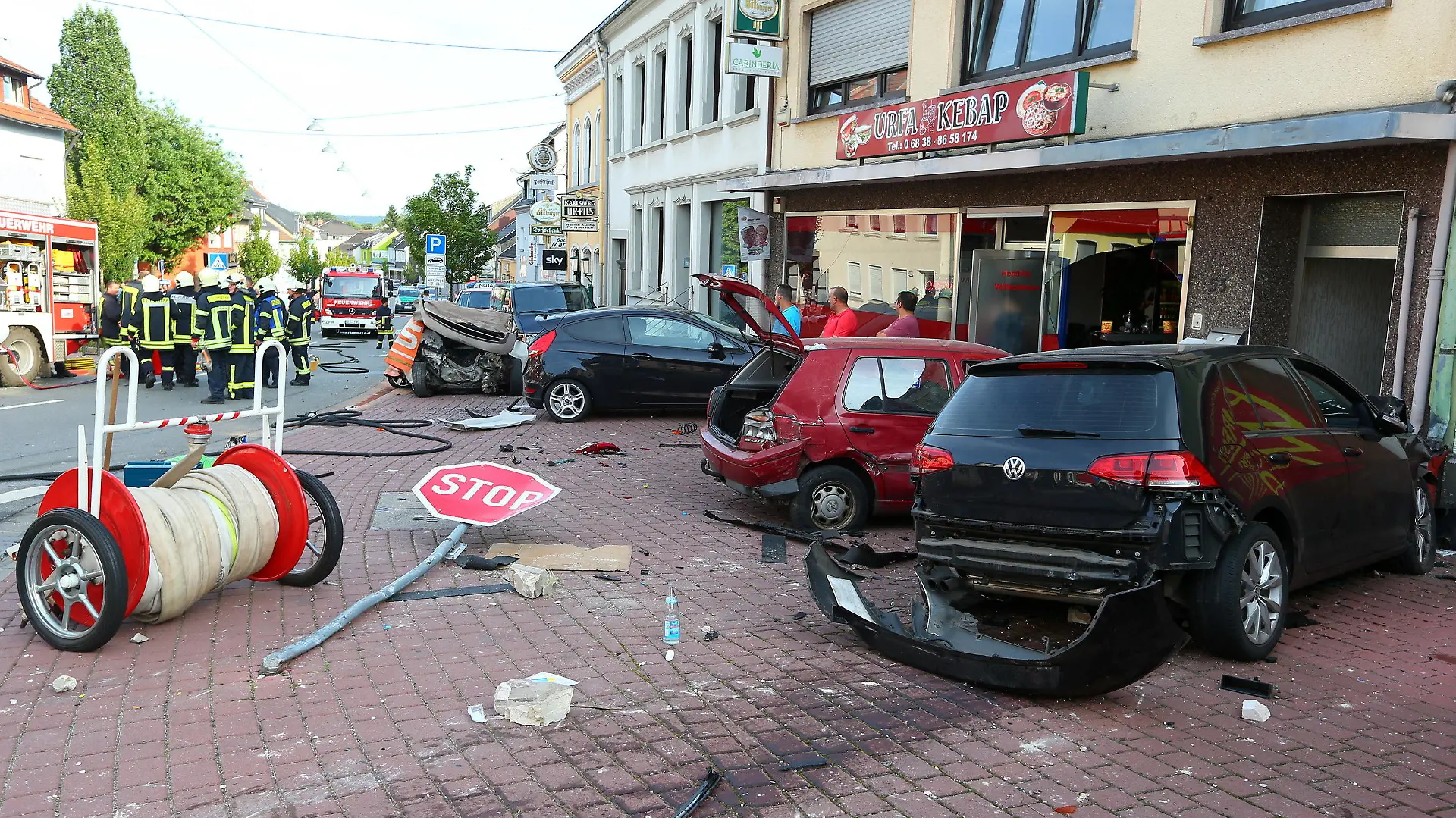 ARCHIV - 23.08.2017, Saarland, Saarwellingen: Ein Bild der Verwüstung bietet sich, nachdem ein Autofahrer ungebremst gegen einen Wagen (links hinten neben der Gruppe von Feuerwehrleuten) raste, in dem eine Frau und ein zwölfjähriges Kind dabei tödlich verletzt wurden. (zu dpa «Zu schnell und am Handy: Mordprozess wegen rücksichtloser Fahrweise») Foto: picture alliance / Simon Mario Avenia/dpa +++ dpa-Bildfunk +++