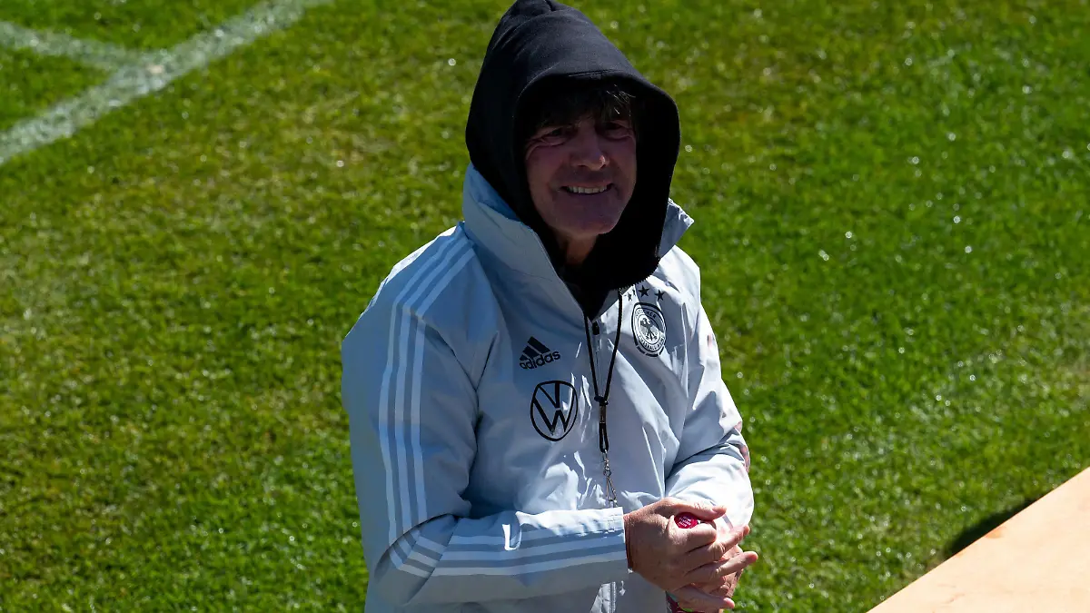 Bundestrainer Joachim Joggi Löw GER. Oesterreich, Seefeld, 30.05.2021, Fussball, Deutsche Nationalmannschaft, Euro2020, Trainingslager, Saison 2020/2021, 4. Trainingseinheit, Casino Arena Foto: A2 Bildagentur/Peter Hartenfelser *** National coach Joachim Joggi Löw GER Austria, Seefeld, 30 05 2021, football, German national team, Euro2020, training camp, 2020 2021 season, 4 training session, Casino Arena Foto A2 Bildagentur Peter Hartenfelser 