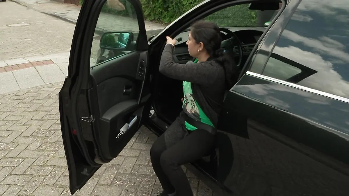 Gurjit Kaur erzählt, wie sie in ihrem Auto am Gurt festhing und 500 Meter über die Straße mitgezogen wurde.