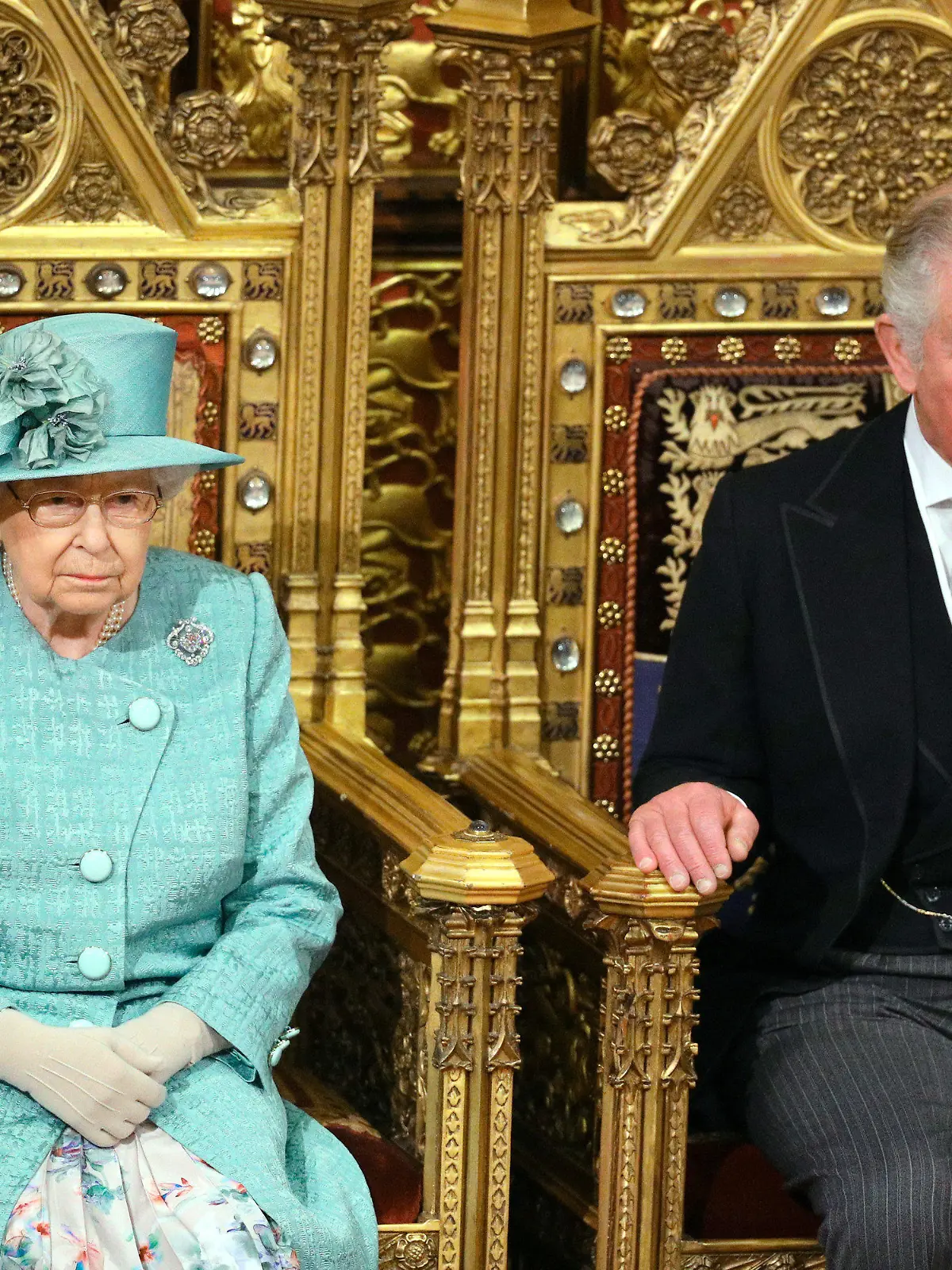19.12.2019, Großbritannien, London: Die britische Königin Elizabeth II. und ihr Sohn, der britische Prinz Charles, Prinz von Wales, sitzen auf Thronen während der feierlichen Wiedereröffnung des britischen Parlaments. Die britische Königin Elizabeth II. wird am Donnerstag die sogenannte «Queen's Speech», bei der sie das Regierungsprogramm von Premierminister Johnson verliest, halten. Foto: Aaron Chown/PA Wire/dpa +++ dpa-Bildfunk +++