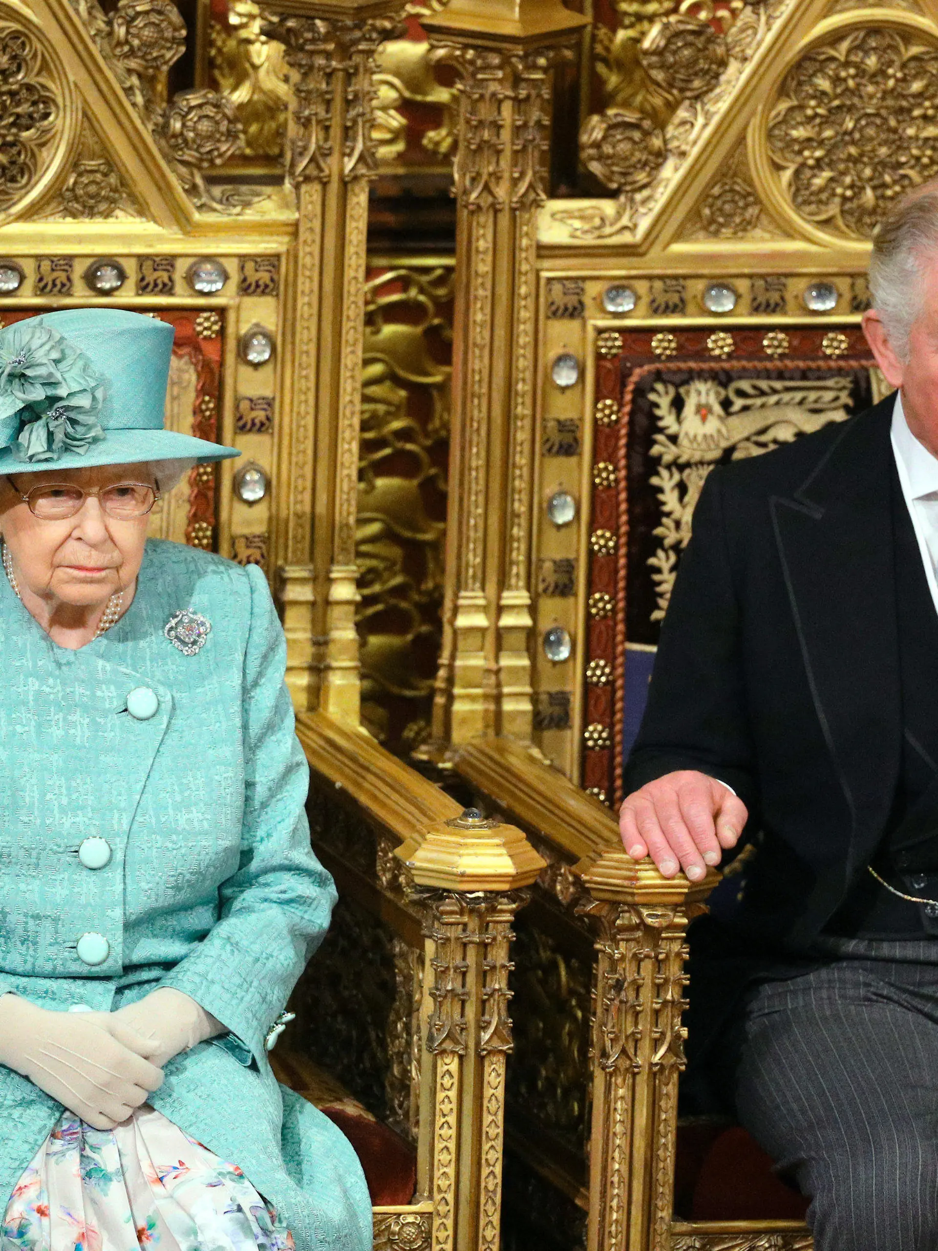 19.12.2019, Großbritannien, London: Die britische Königin Elizabeth II. und ihr Sohn, der britische Prinz Charles, Prinz von Wales, sitzen auf Thronen während der feierlichen Wiedereröffnung des britischen Parlaments. Die britische Königin Elizabeth II. wird am Donnerstag die sogenannte «Queen's Speech», bei der sie das Regierungsprogramm von Premierminister Johnson verliest, halten. Foto: Aaron Chown/PA Wire/dpa +++ dpa-Bildfunk +++